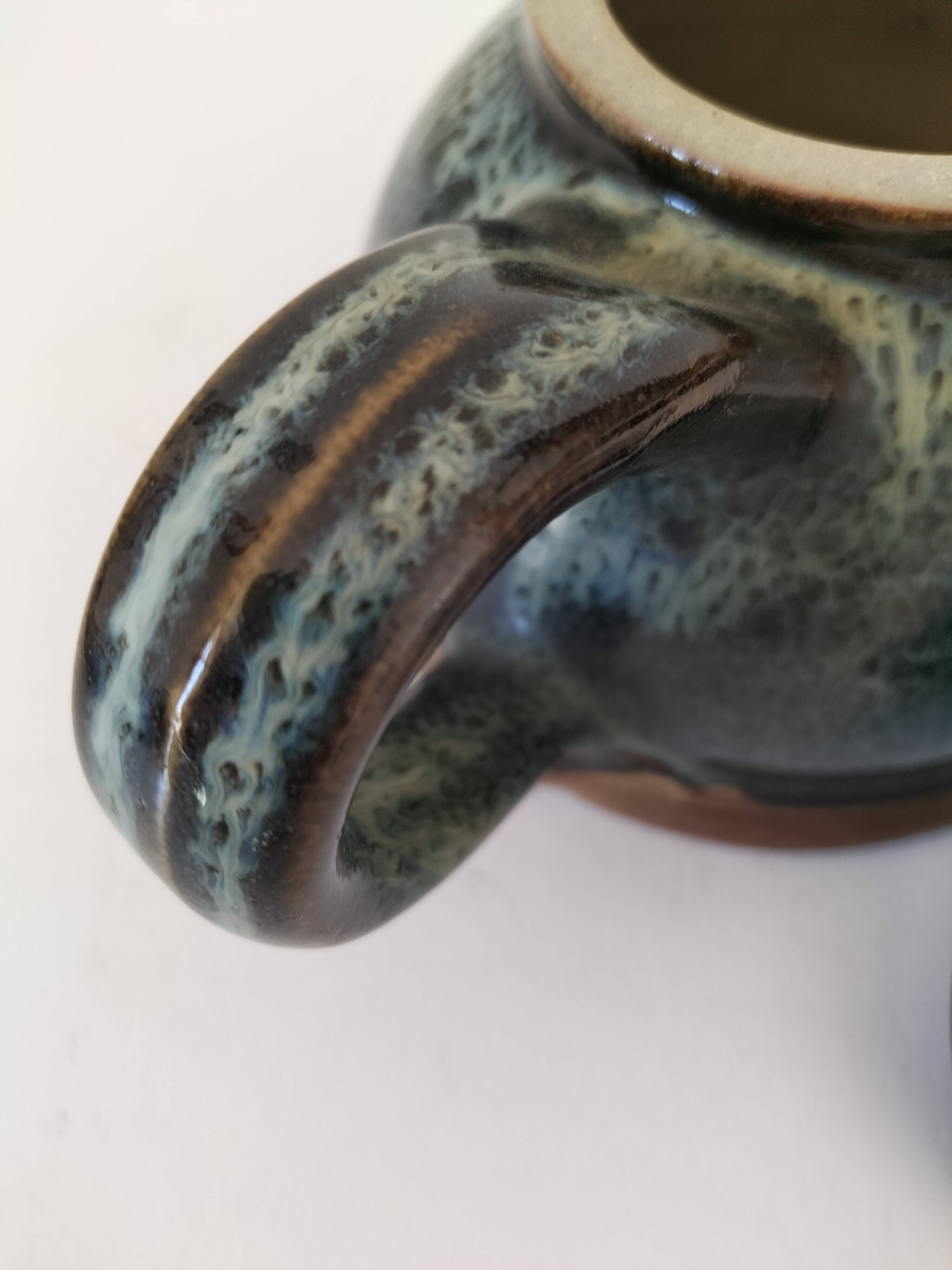 Théière en grès émaillé bleu pétrole signée.