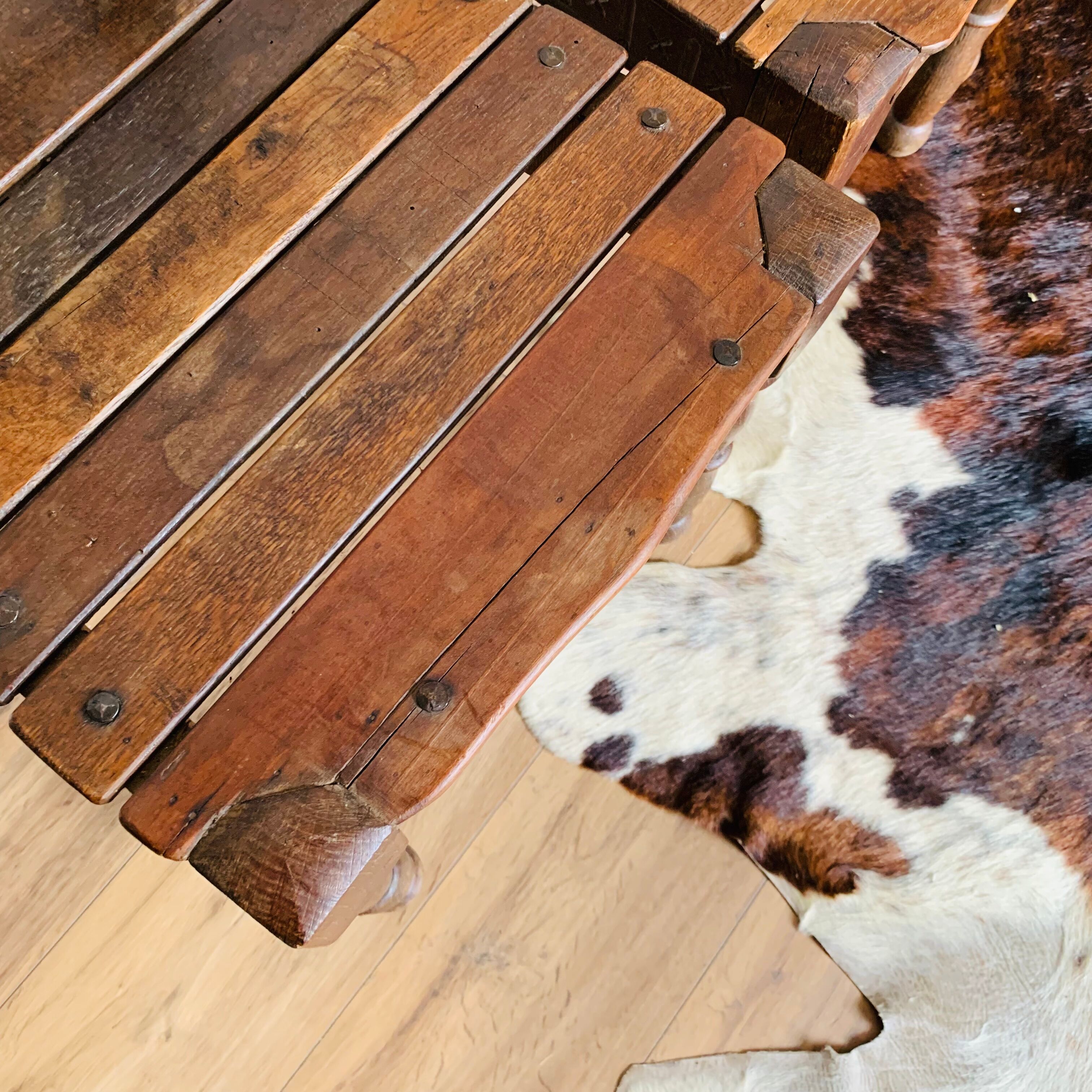 Ensemble de 5 chaises en bois, travail artisanal