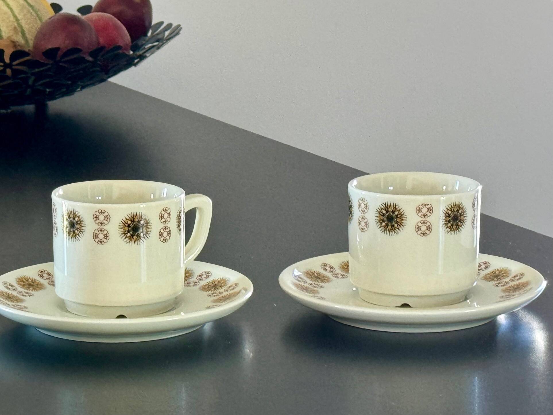 2 breakfast cups with saucers Apilco an'. 80