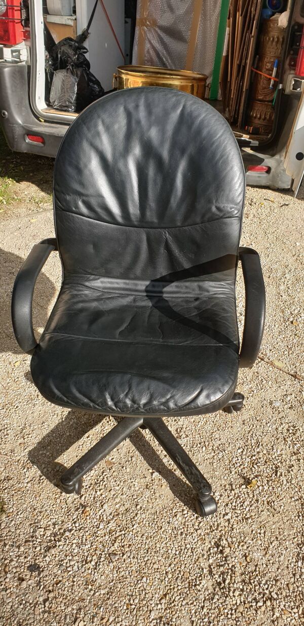 Fauteuil coque Strafor par Randall Buck