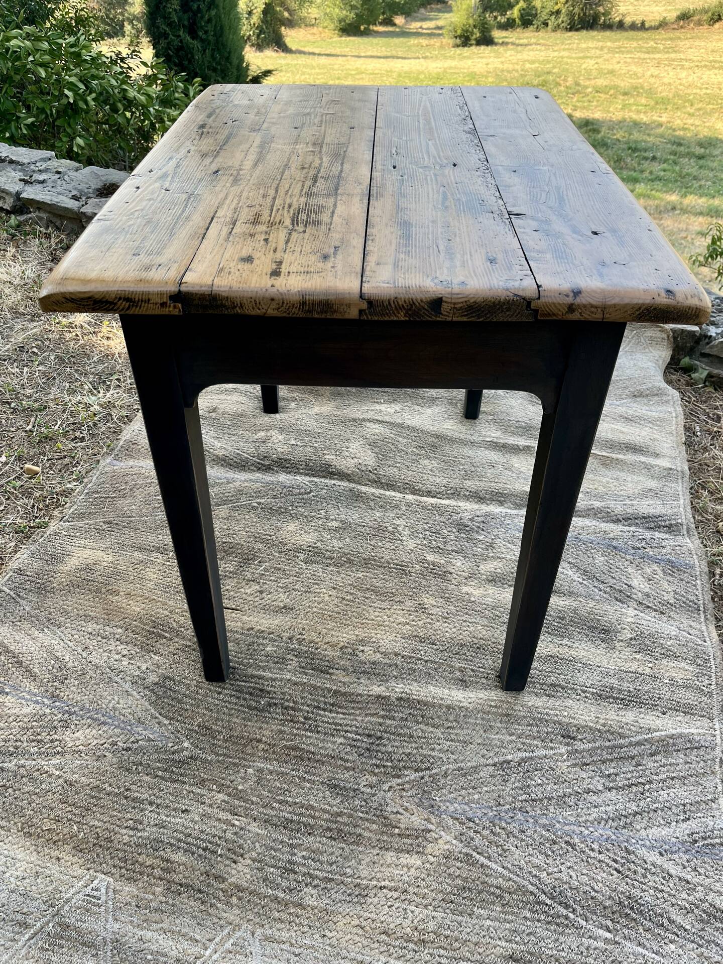 Table de ferme rénovée noire et bois brut