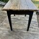 Table de ferme rénovée noire et bois brut