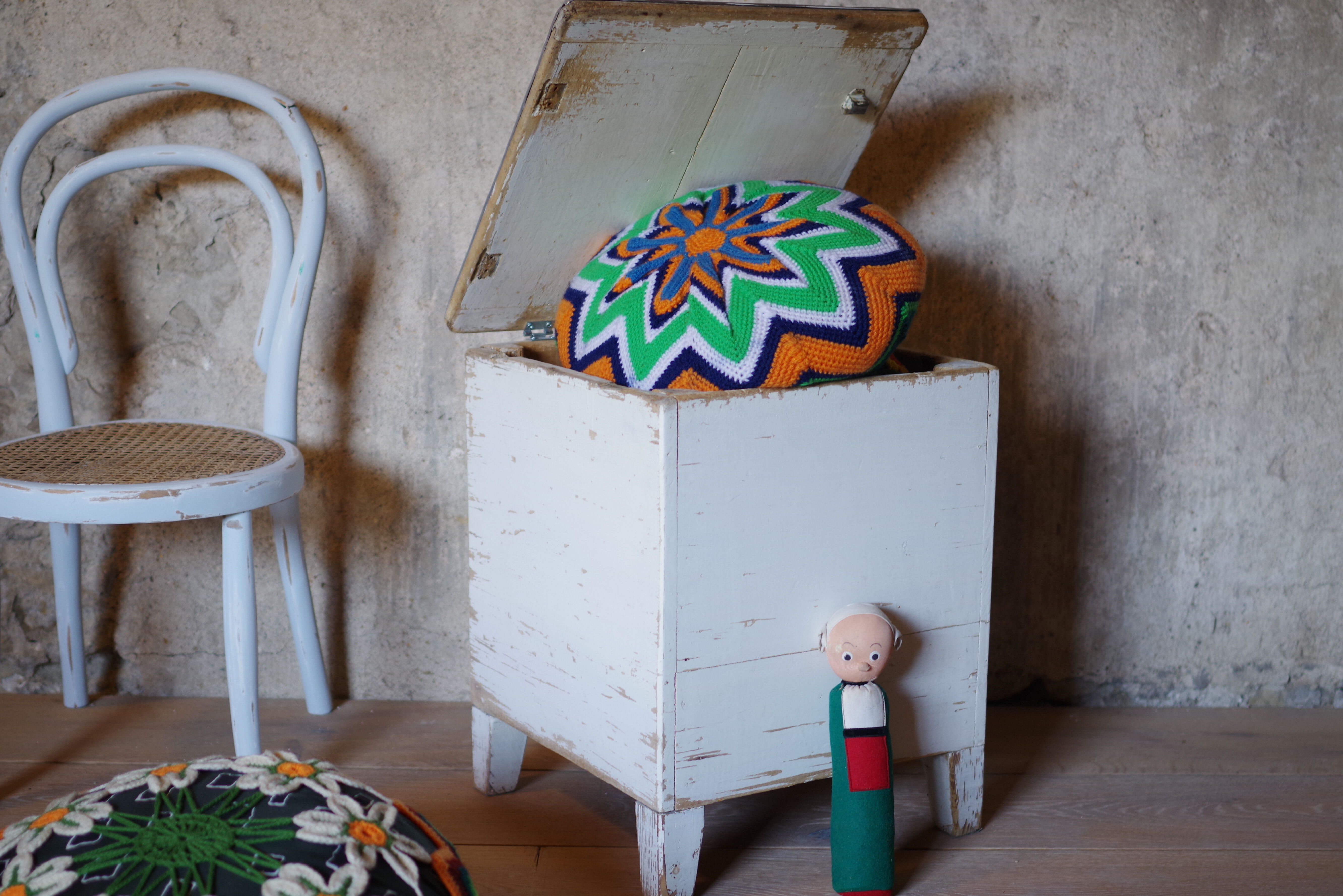 Trunk trunk stool Ottoman vintage leather white patina