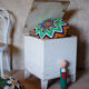 Coffre malle tabouret pouf vintage cuir patine blanche