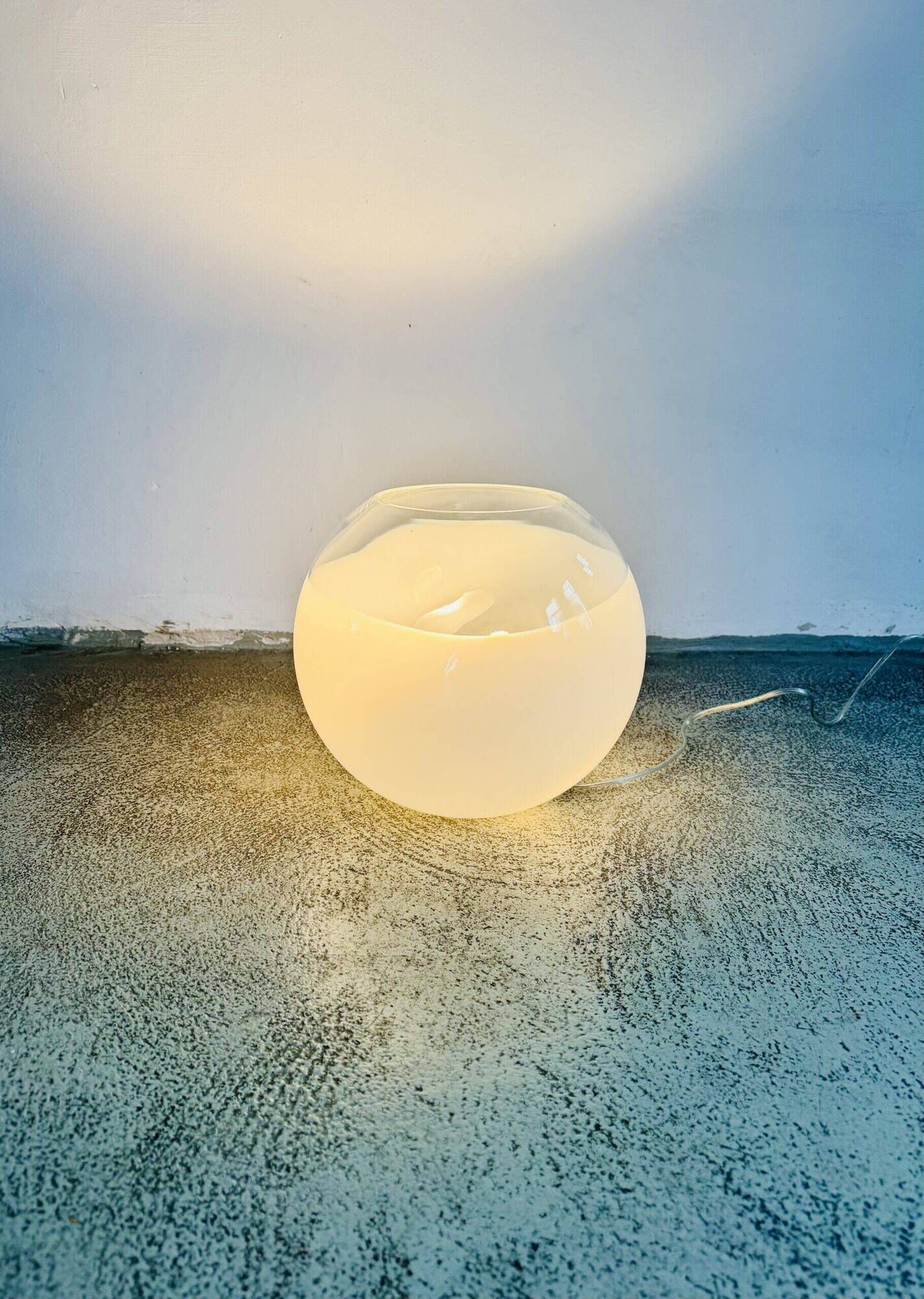 Lampe de table globe grande taille en verre par Ilu Design, Pays-Bas, années 1990.