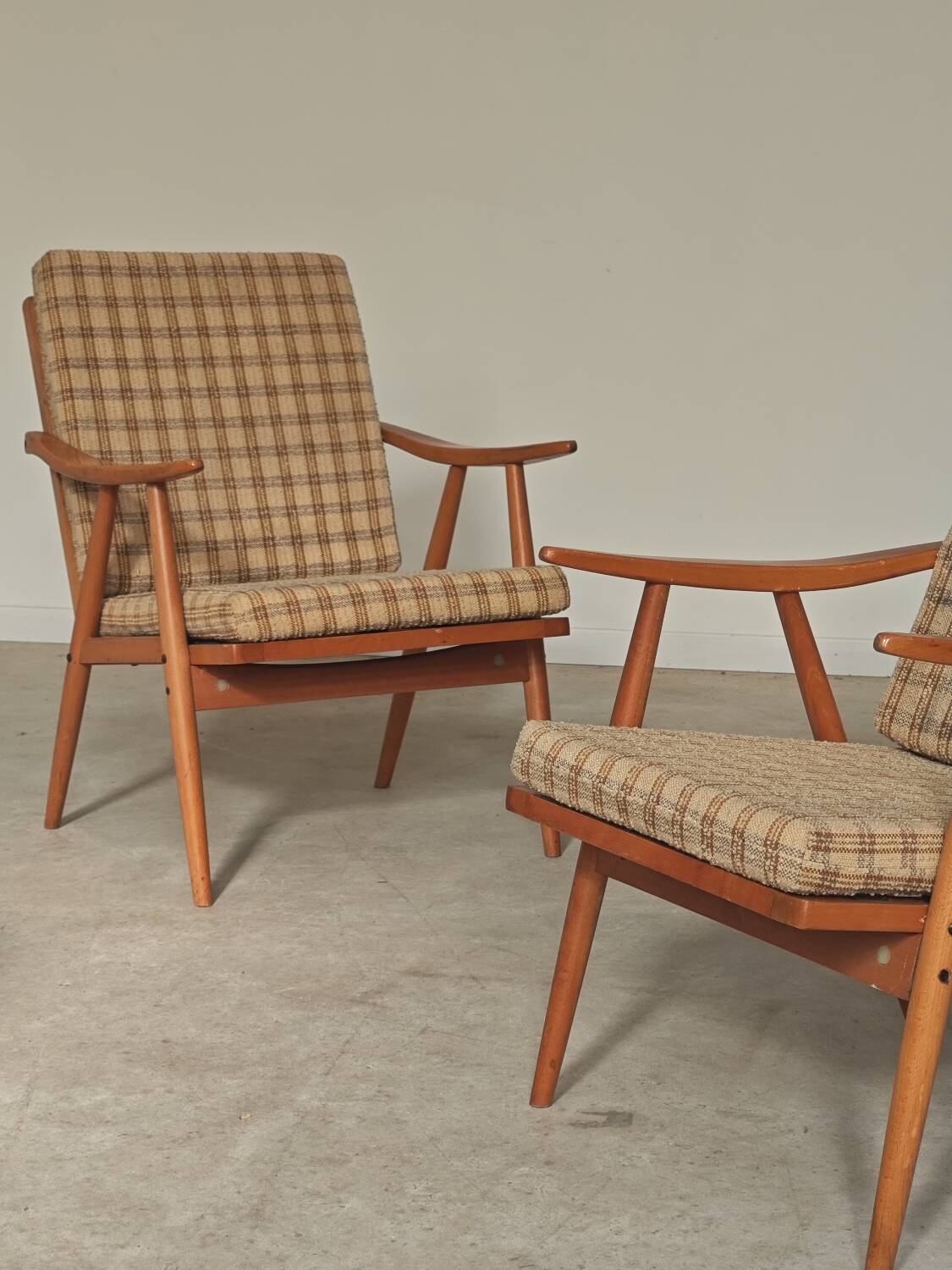 Pair of boomerang armchairs by antonin suman for ton (thonet)