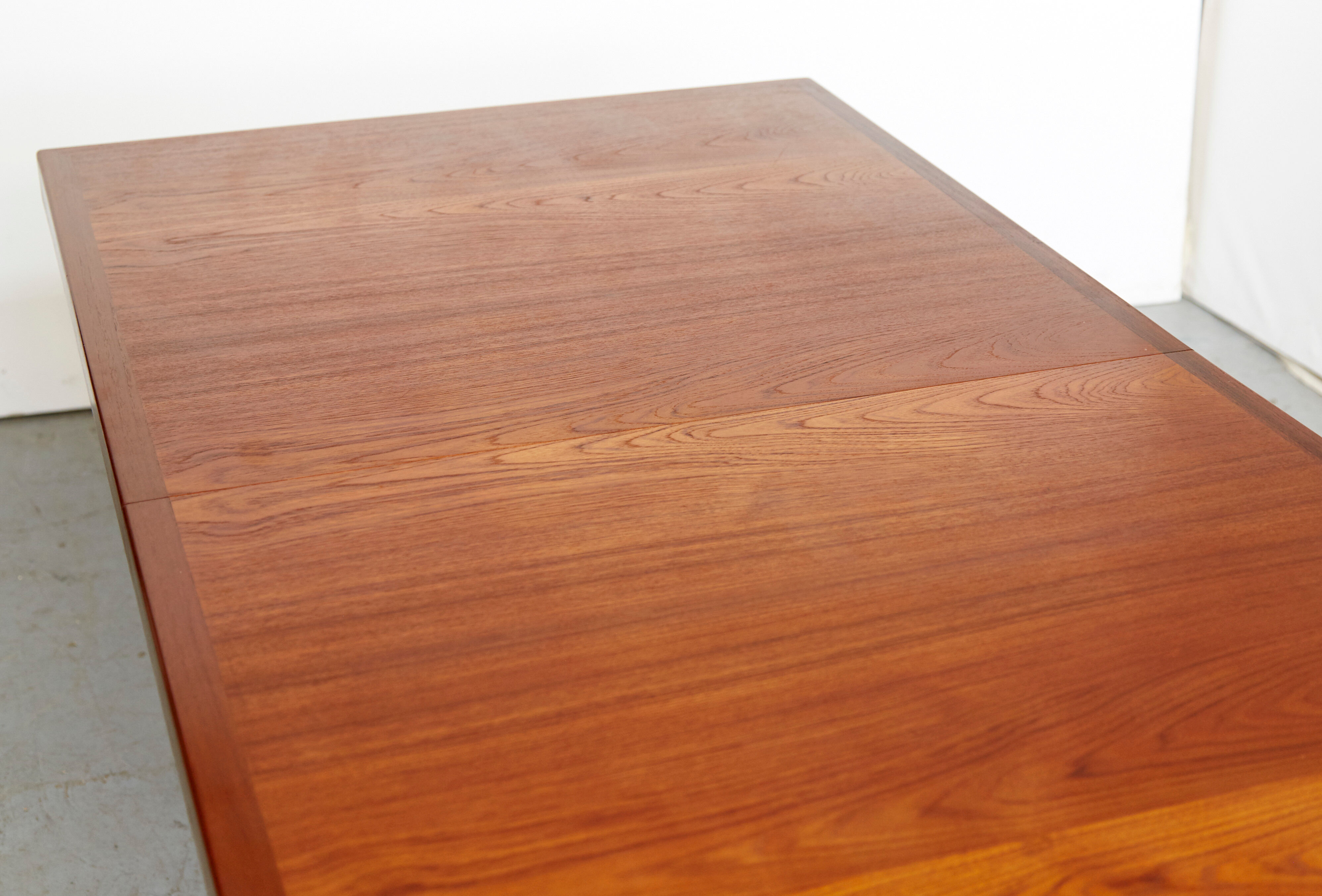 Table de salle à manger par Nanna Ditzel pour Saren Willadsen et chaises conçues par Kai Lyngfeldt-Larsen