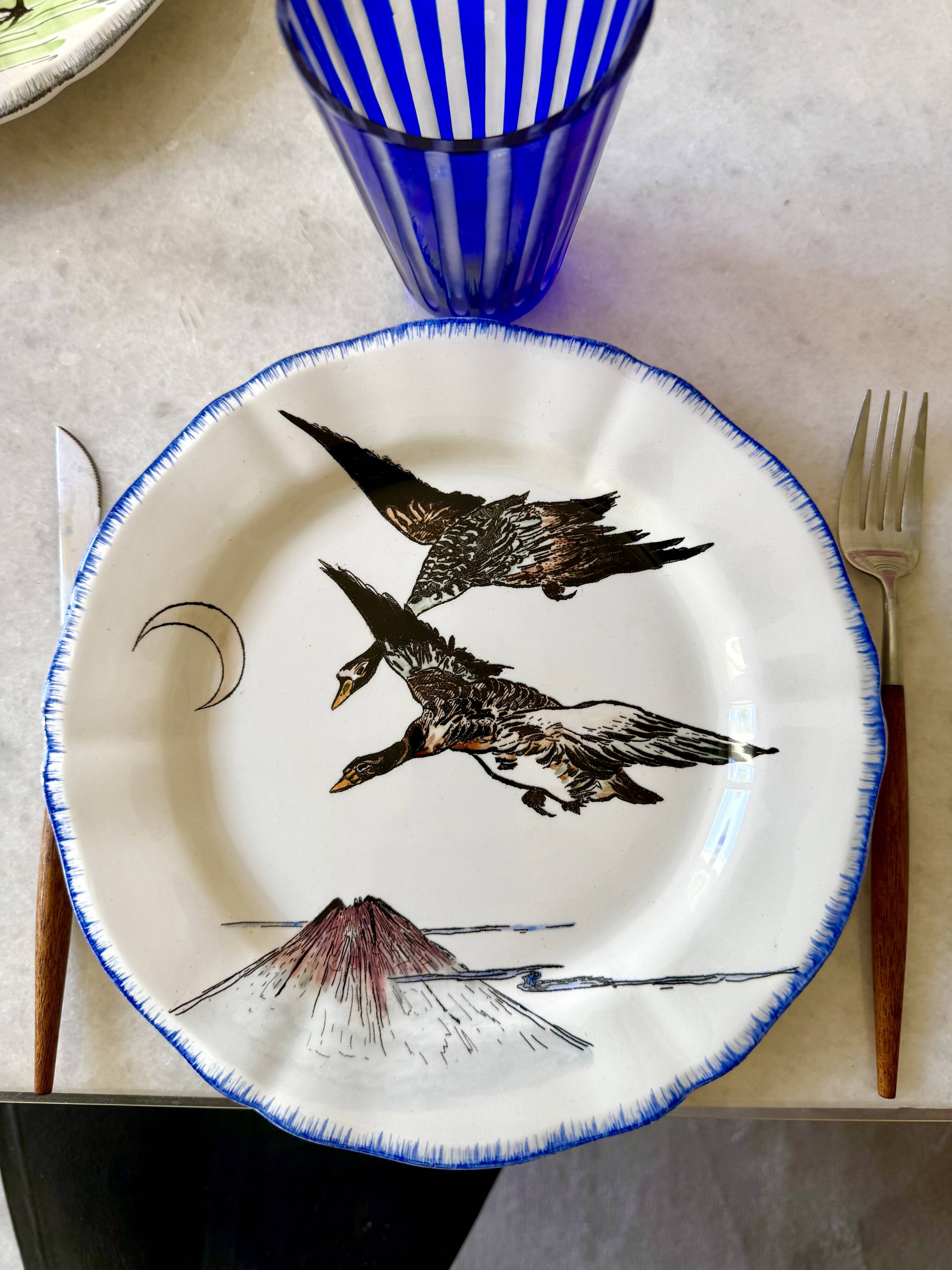 Service de table assiettes et plats Gien modèle grands oiseaux