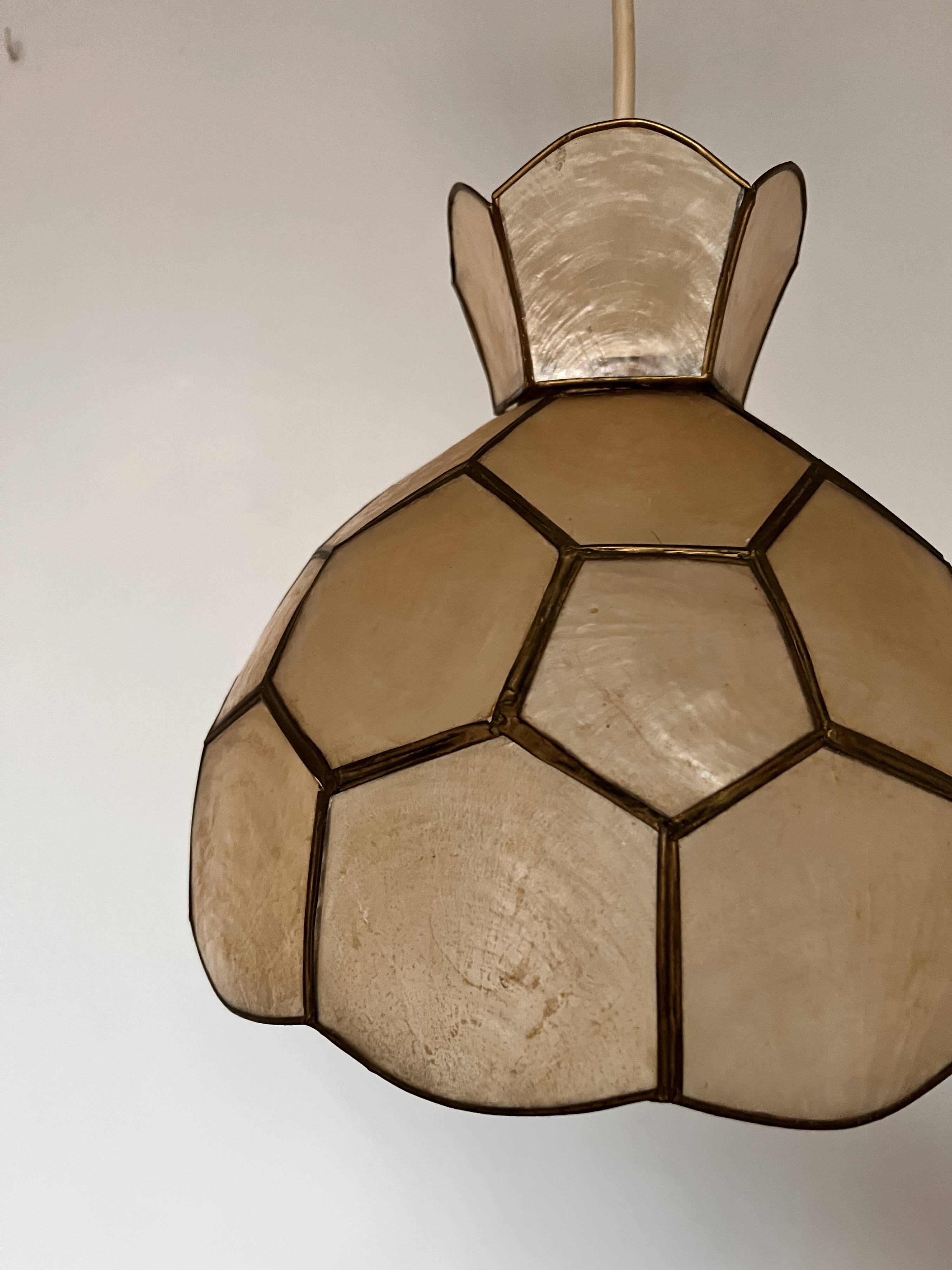 Mother-of-pearl suspension