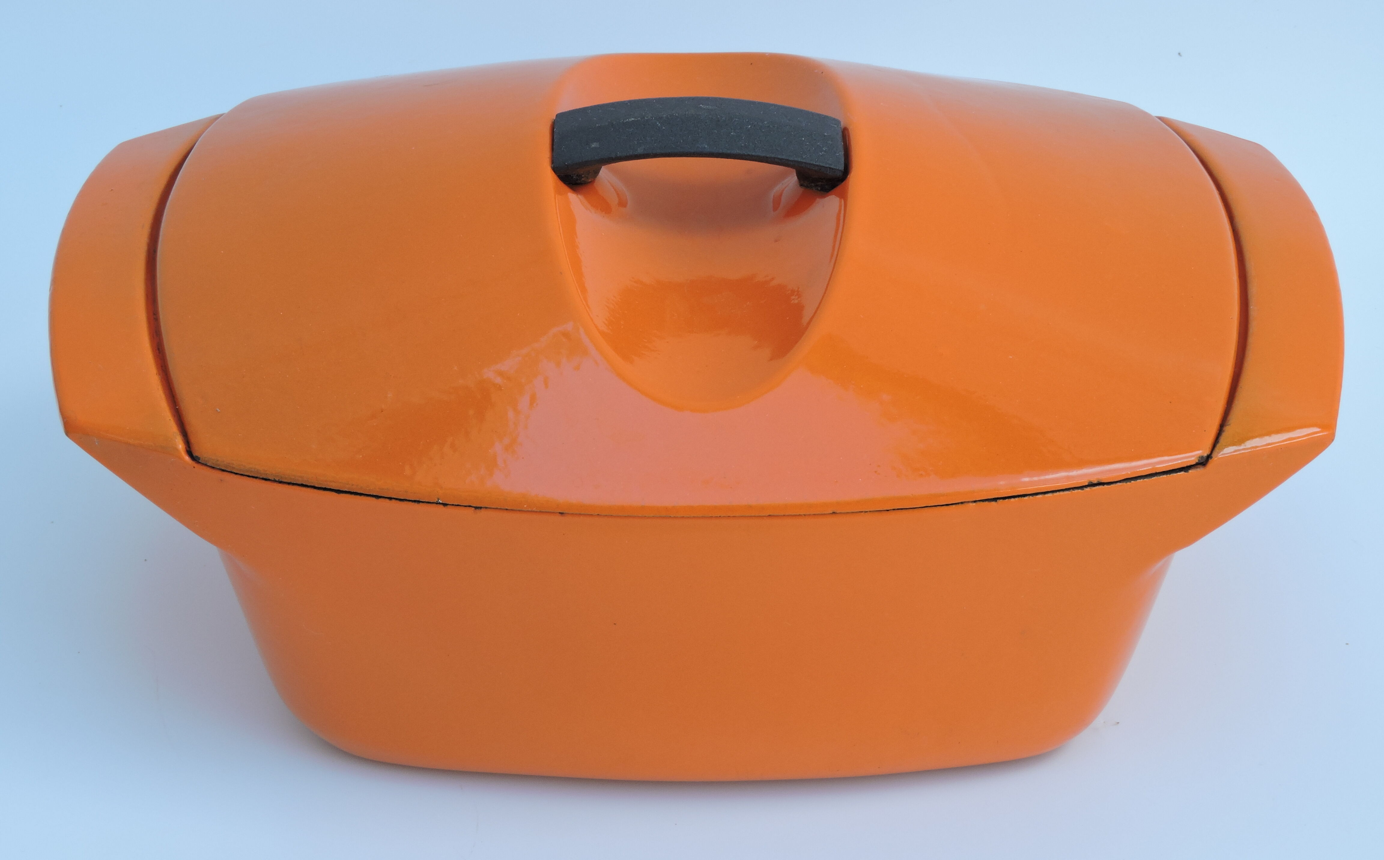 Enamelled cast iron casserole Le Creuset 4L5 designed by Raymond Loewy Vintage