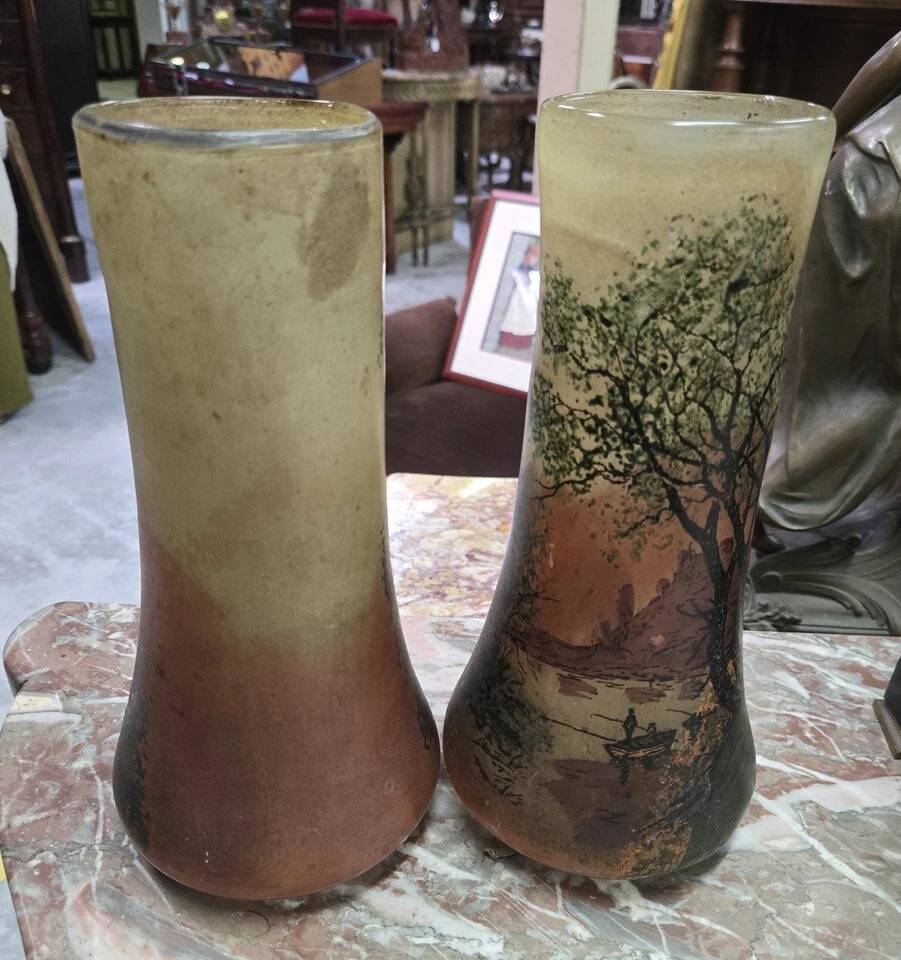 Paire de vases en verre émaillé, à décor finement peint