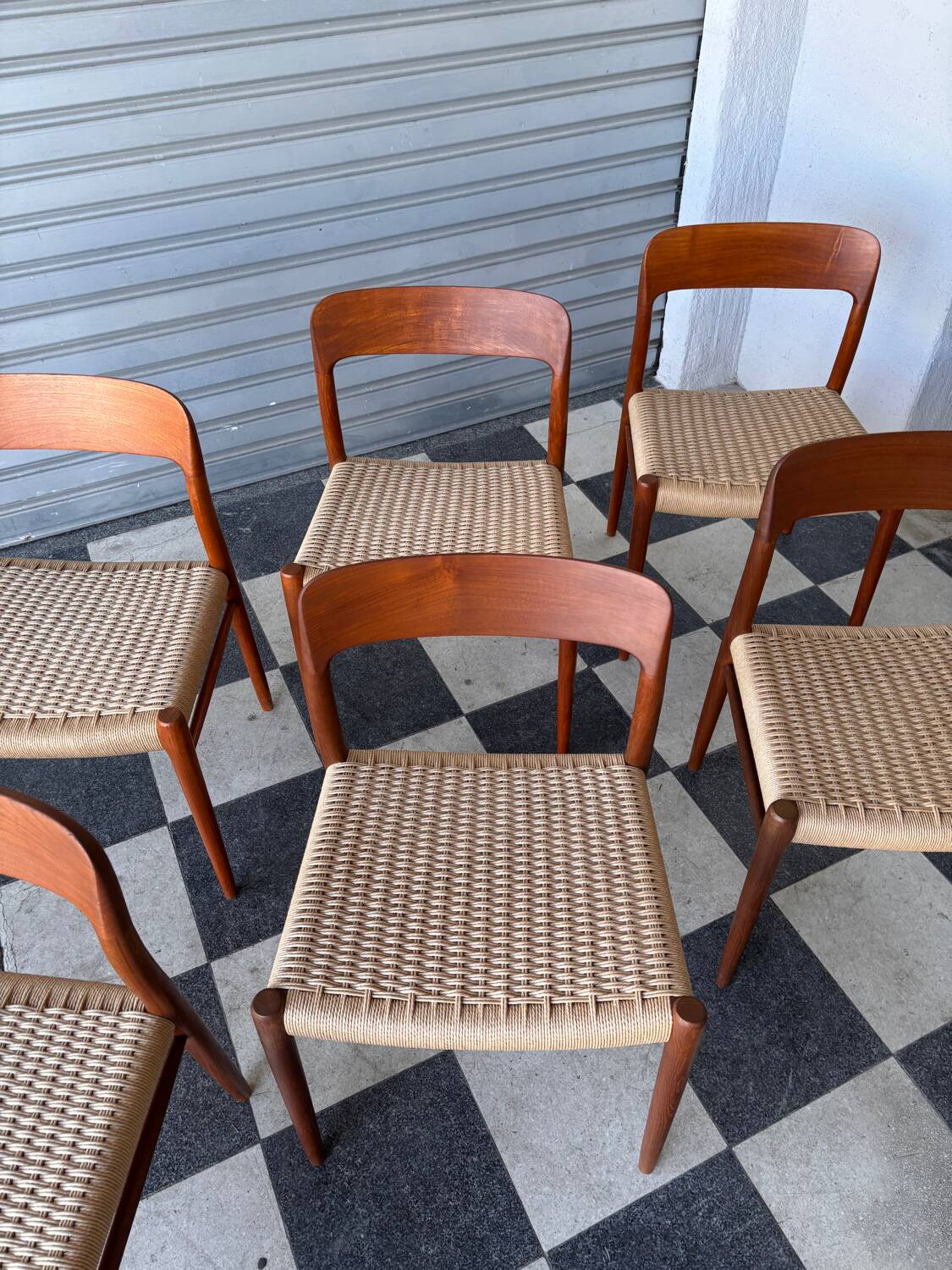 Série de 8 chaises Møller 75