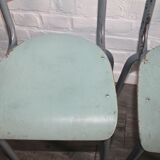 2 anciennes chaises d'école en métal et bois