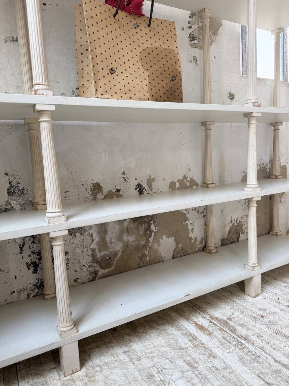 Bibliothèque, étagère XL Napoléon en bois patiné blanc