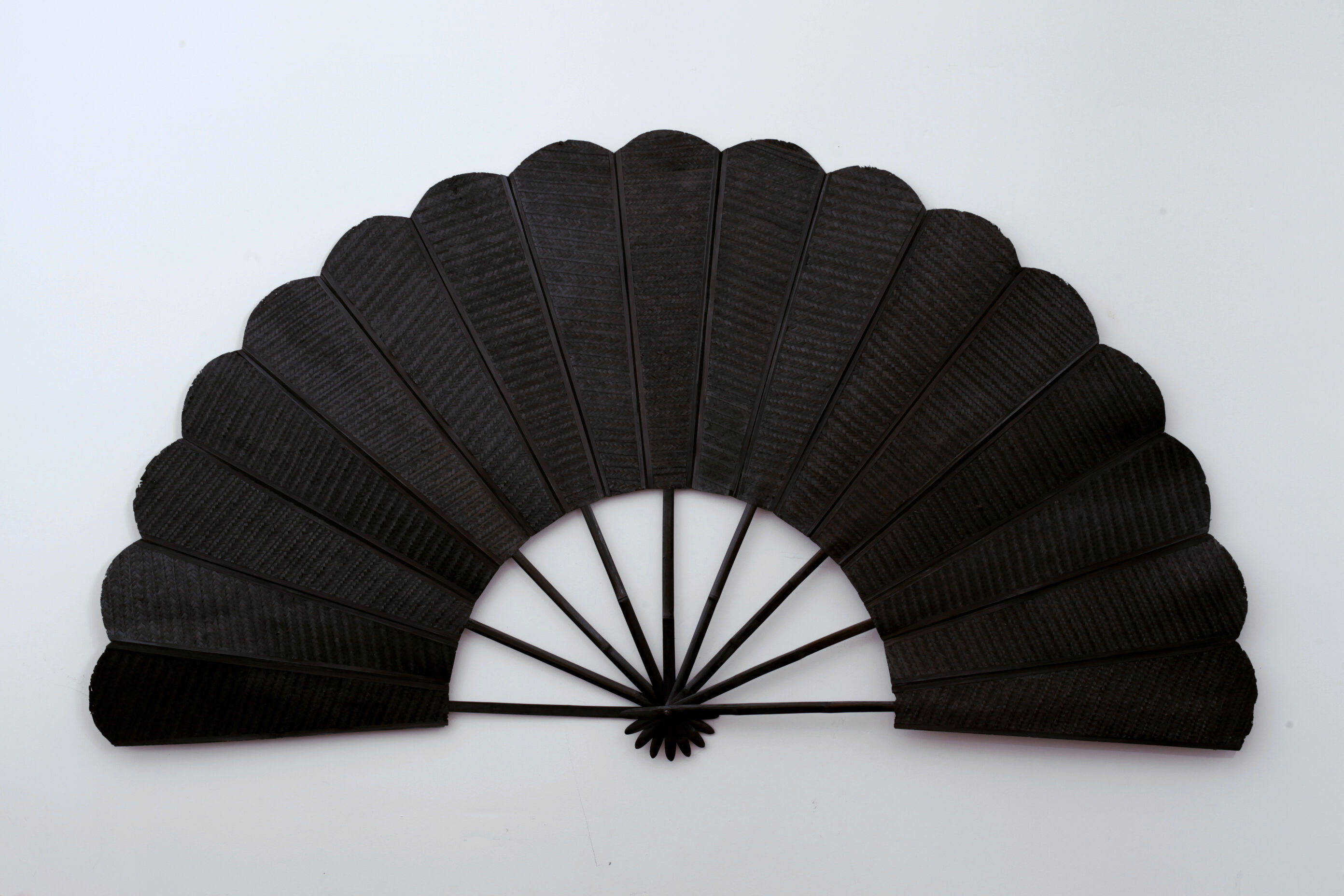 Eventail sombre tramé - 168 cm