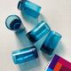 Lot de cinq verres bleus