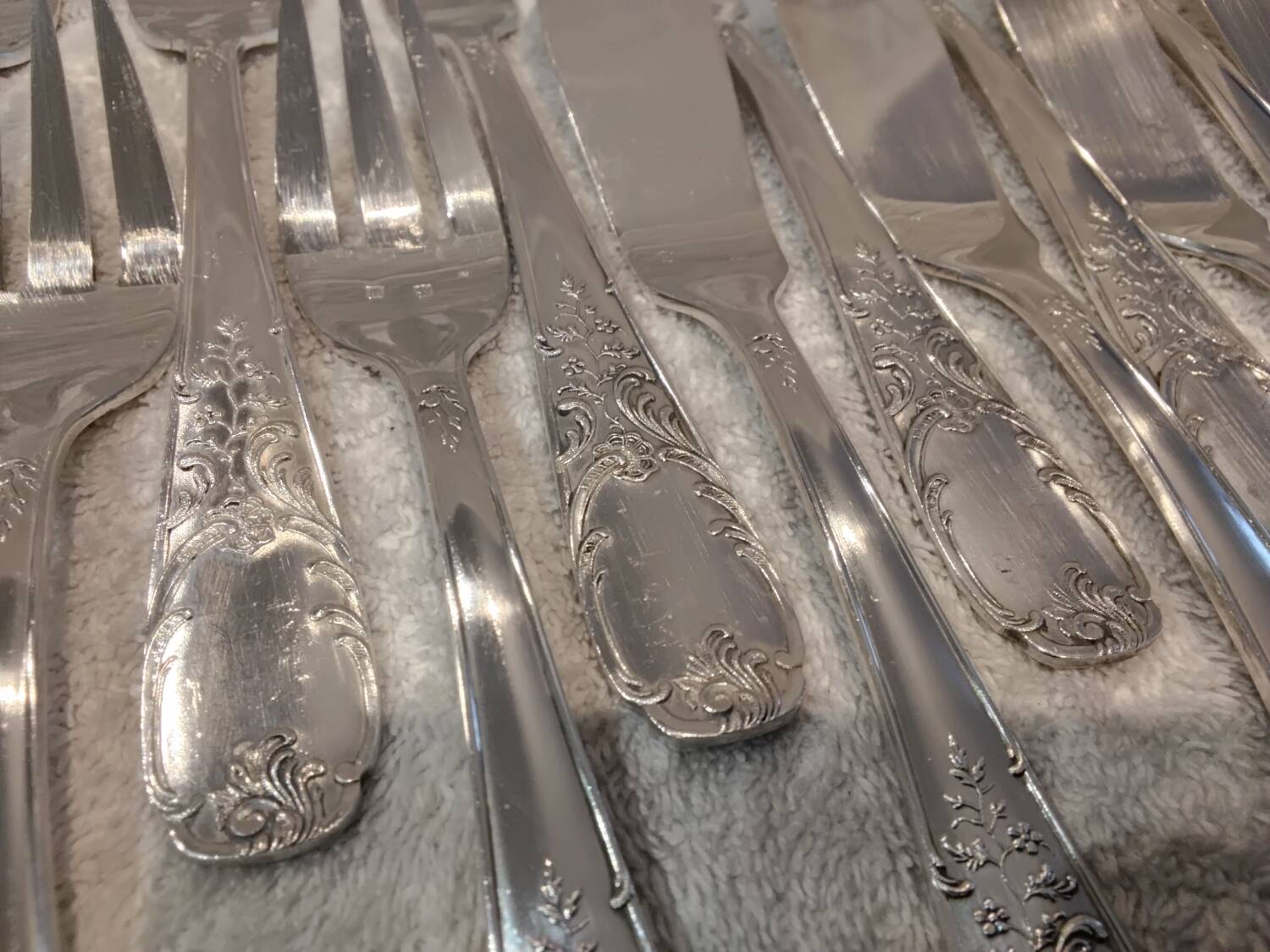 12 forks, 12 fish knives, silver-plated metal, rocaille pattern