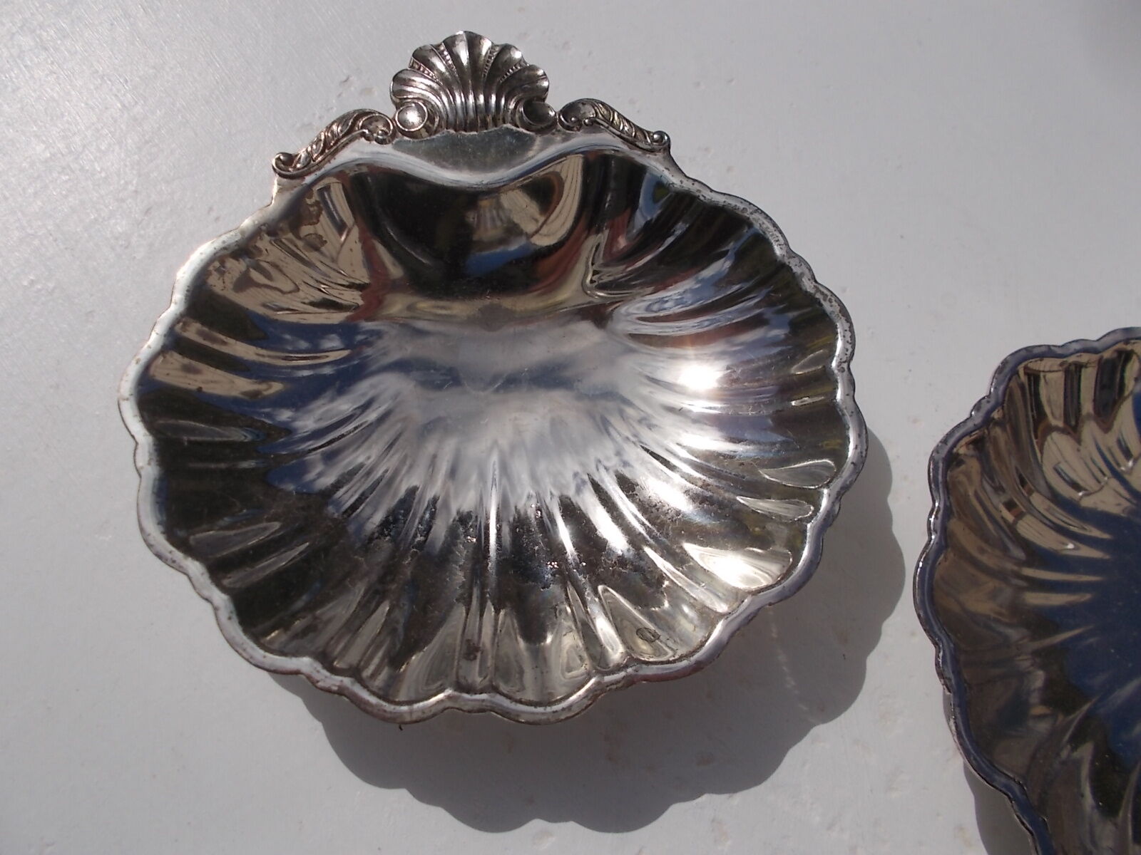 Set of 2 cups shaped metal shell