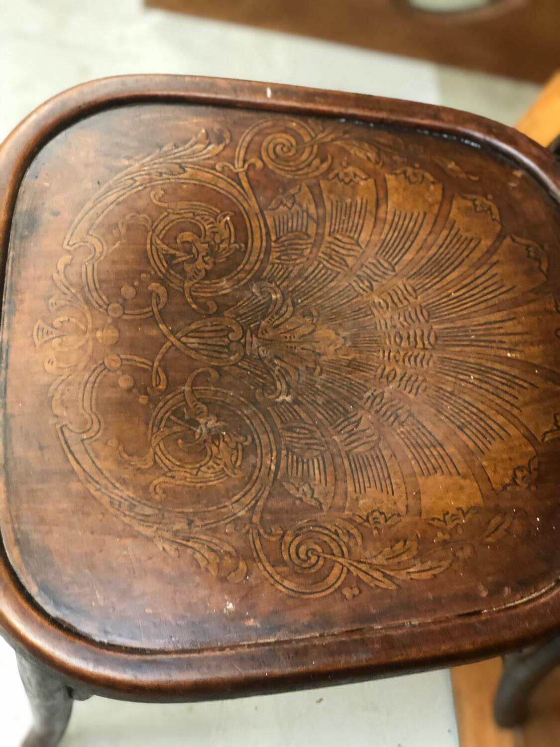 Anciennes chaises bistrot bois courbe