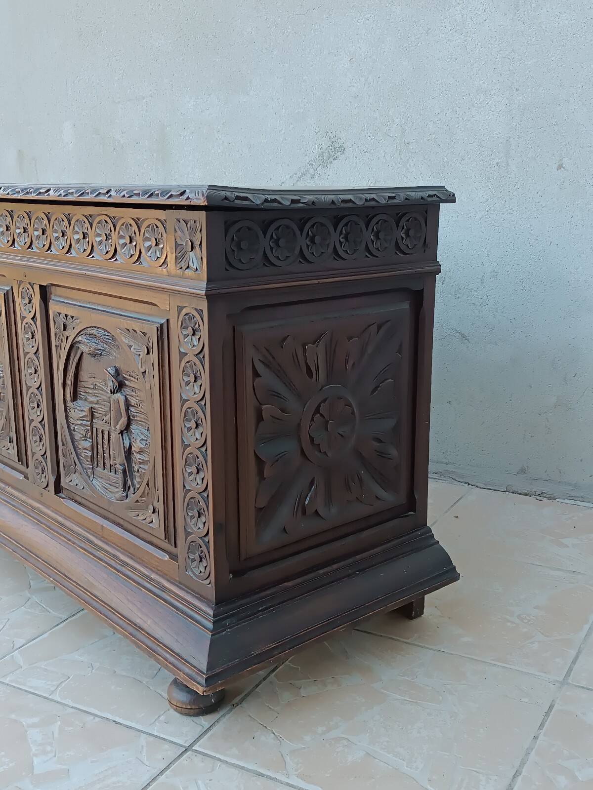 Breton chest in carved wood