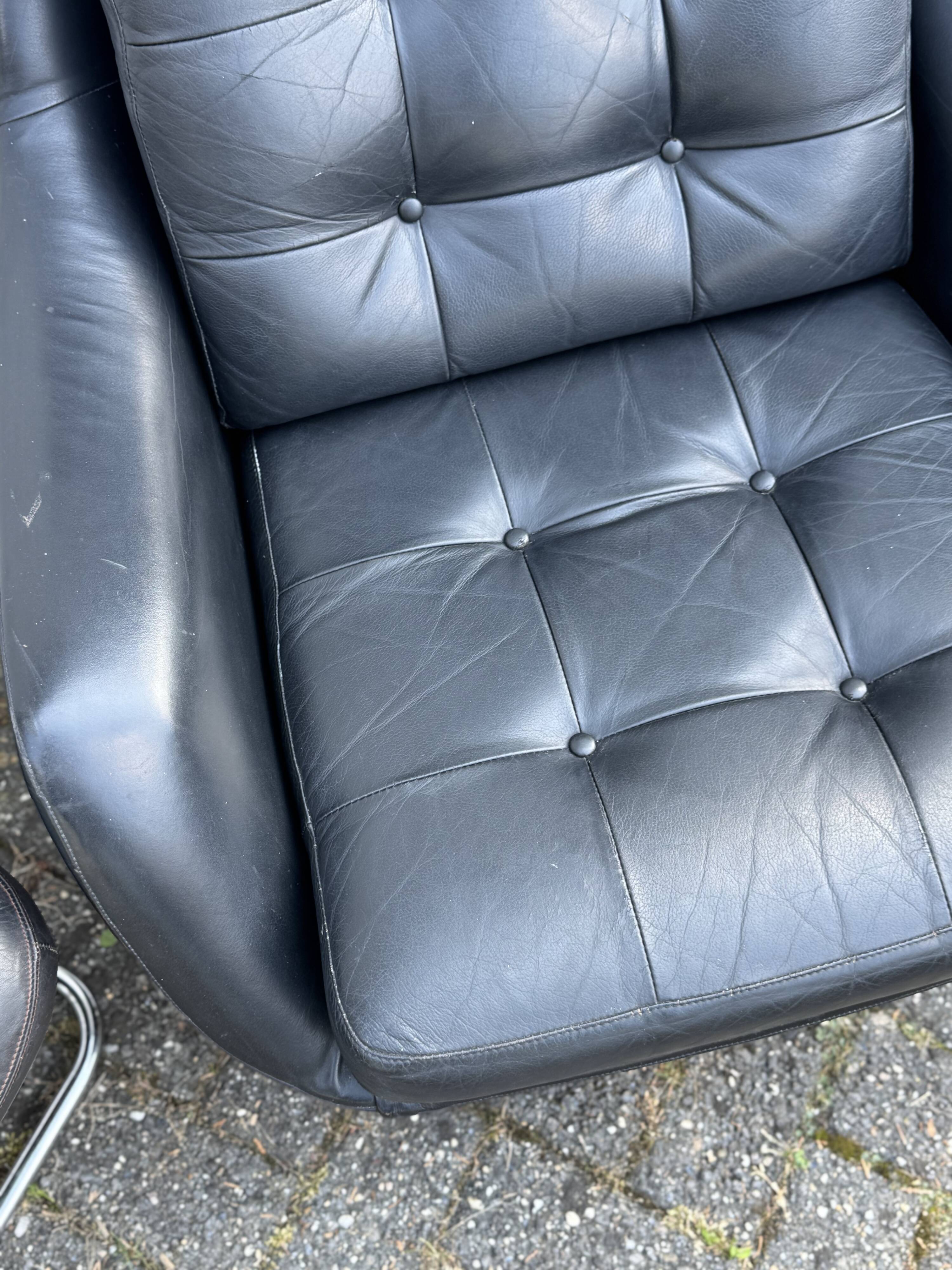 Fauteuil pivotant vintage Bramia avec repose-pieds