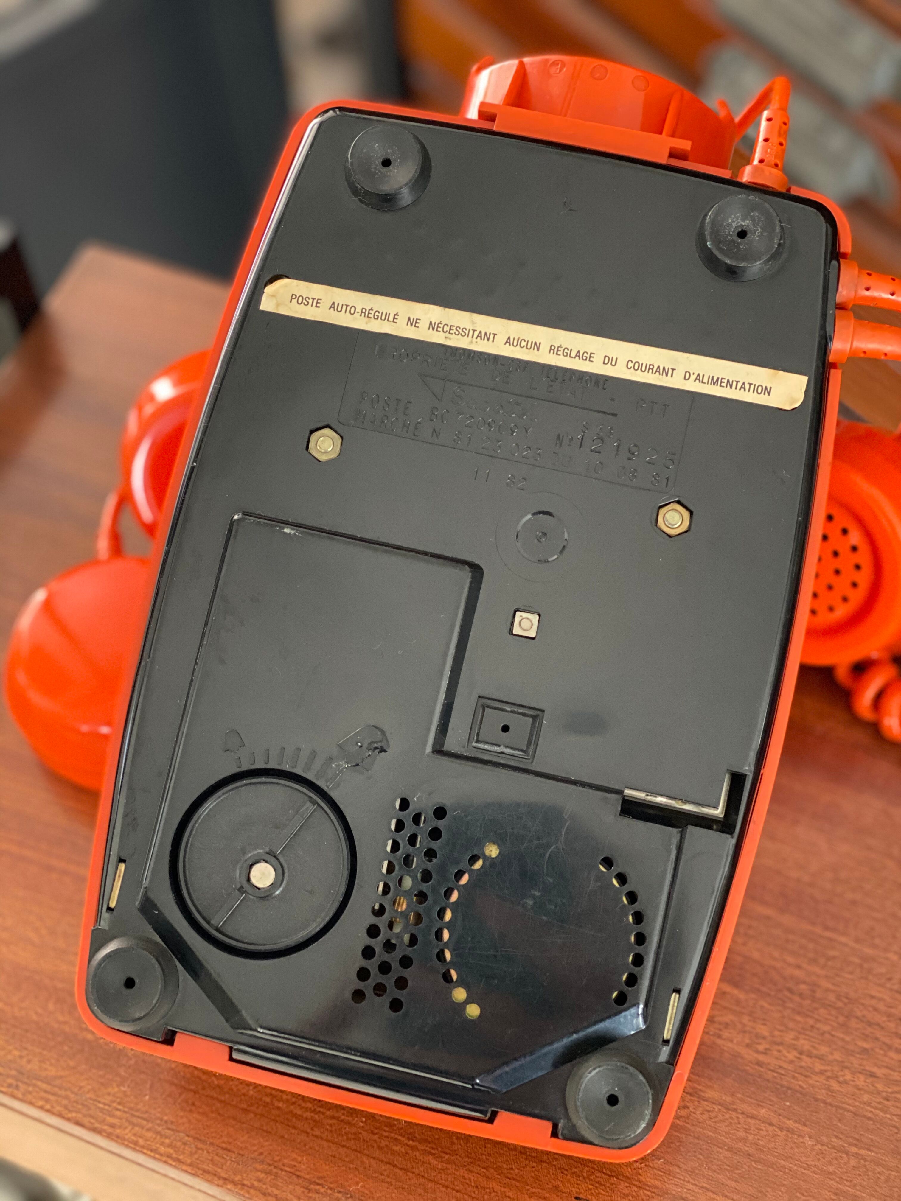 Téléphone à cadran vintage orange