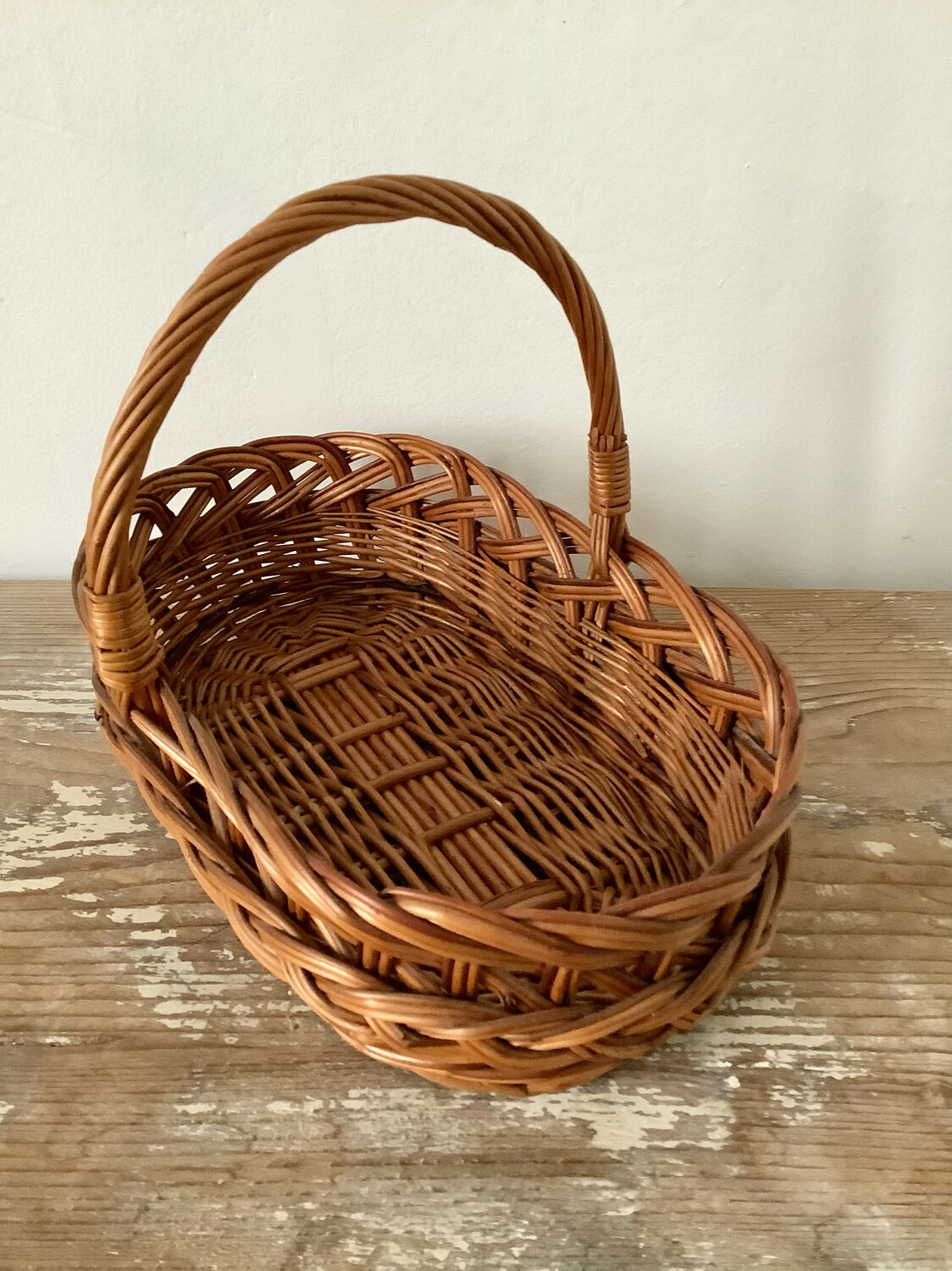 Oval basket with handle