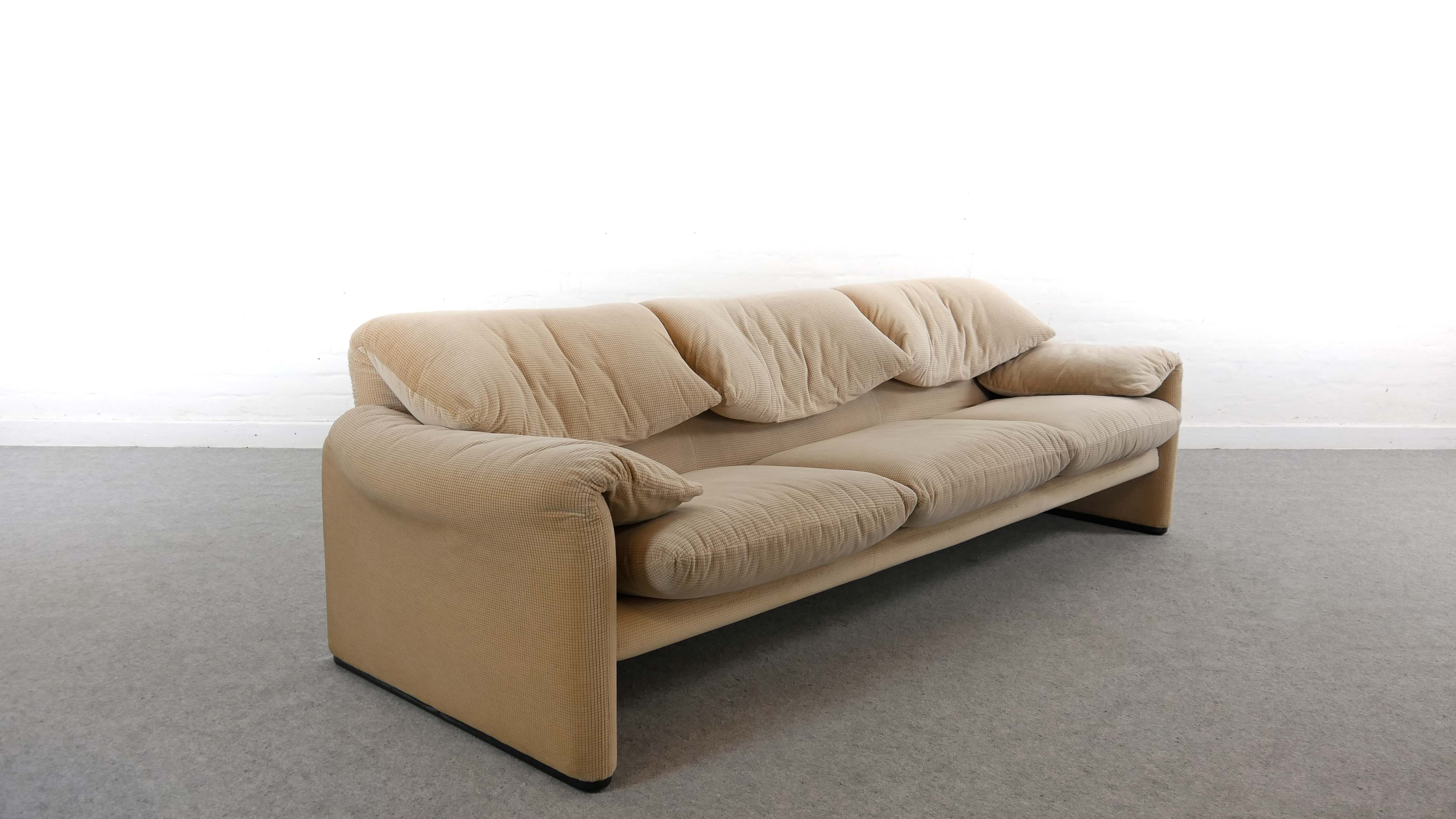 Maralunga 3-seat Sofa in beige by Vico Magistretti for Cassinaa, Italy