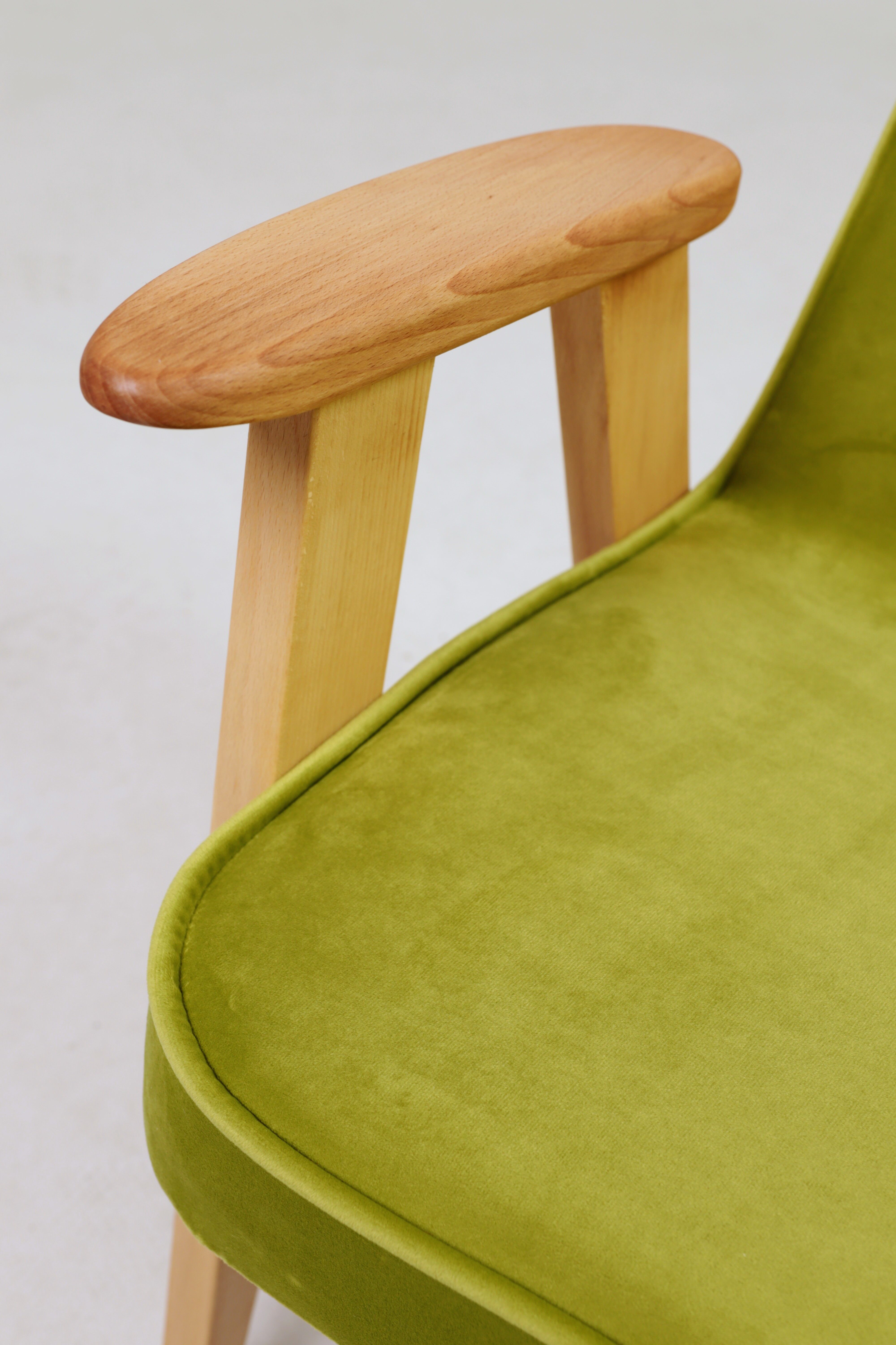 Fauteuil vintage en velours vert poire, bois naturel huilé.