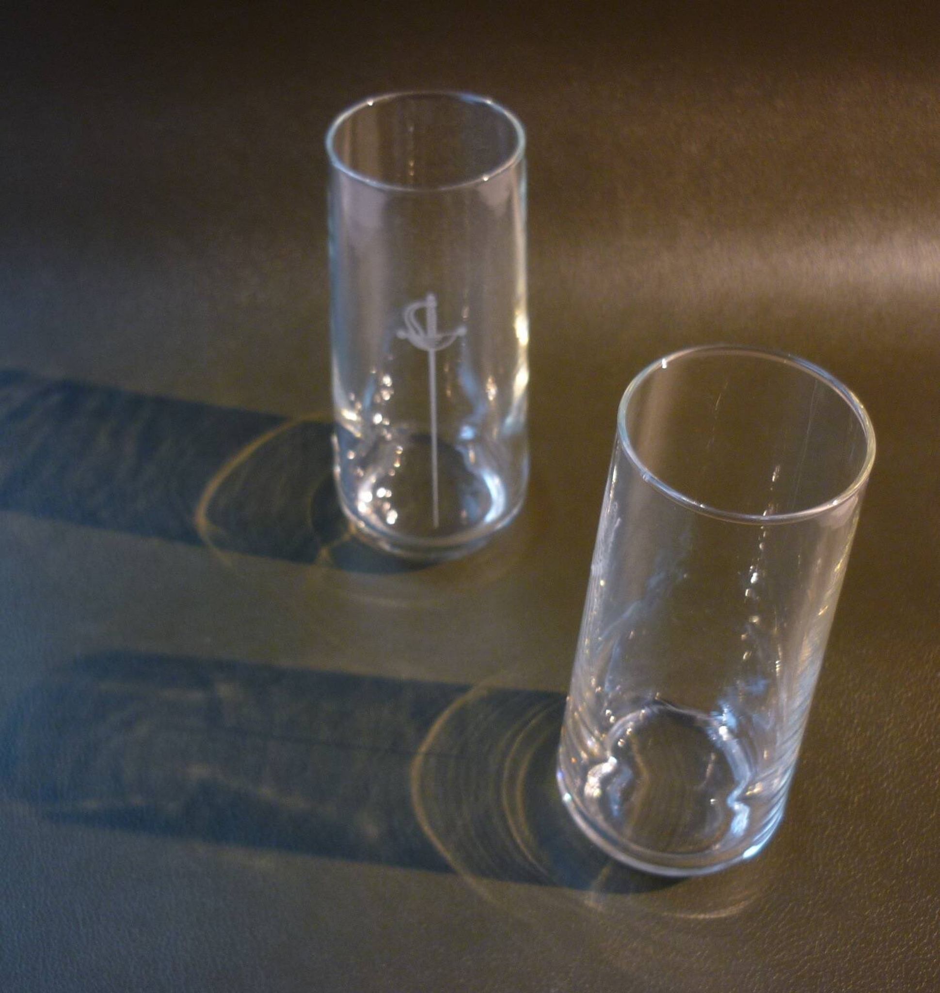 Lot de 2 verres avec épée gravée
