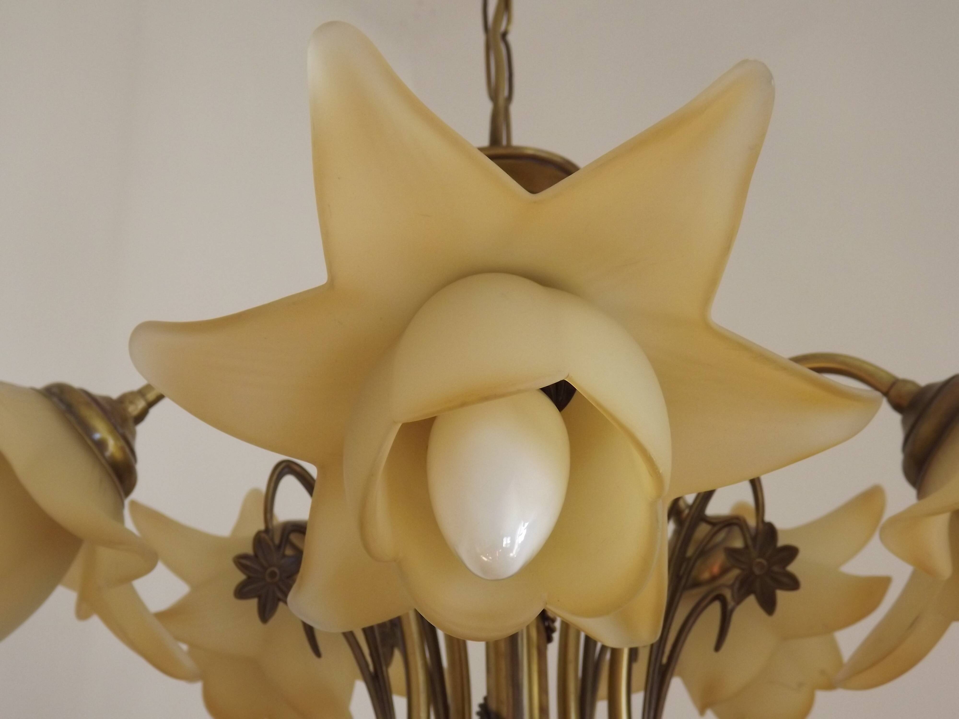 Vintage 5-light chandelier in metal with a bronze effect and flower-shaped lampshades, France.
