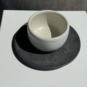 Tasse blanche en céramique indonésienne et soucoupe grise