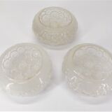 3 plafonniers en verres blancs pressés moulés motifs escargots