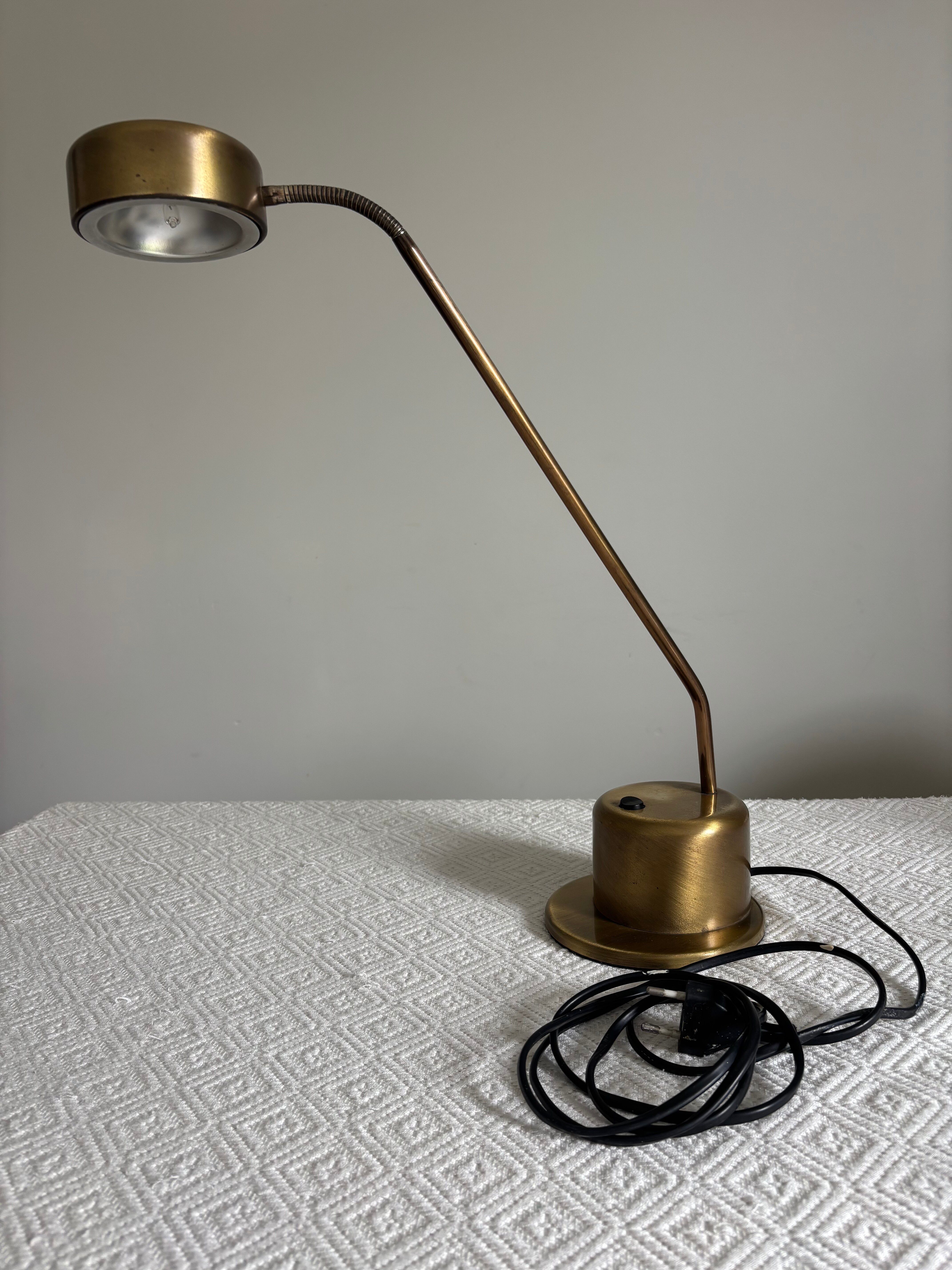 Vrieland brass desk lamp