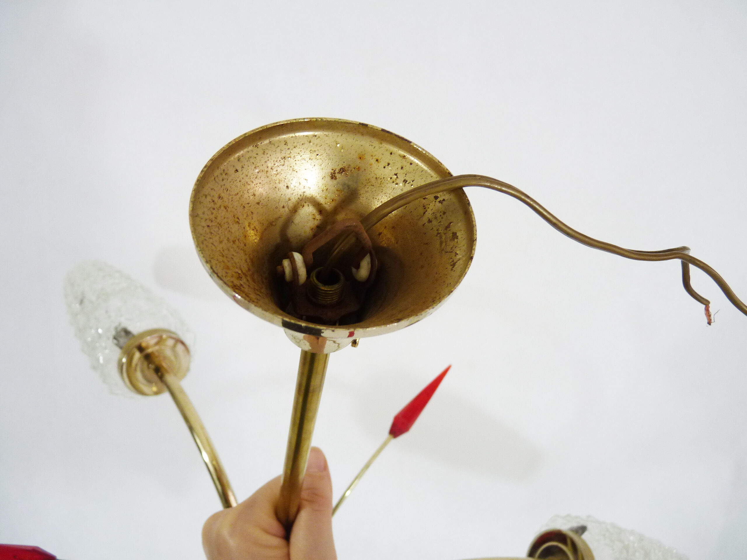 Old 3-branched chandelier, 3 red arrows, brass and diamond glass tubes. Year 60