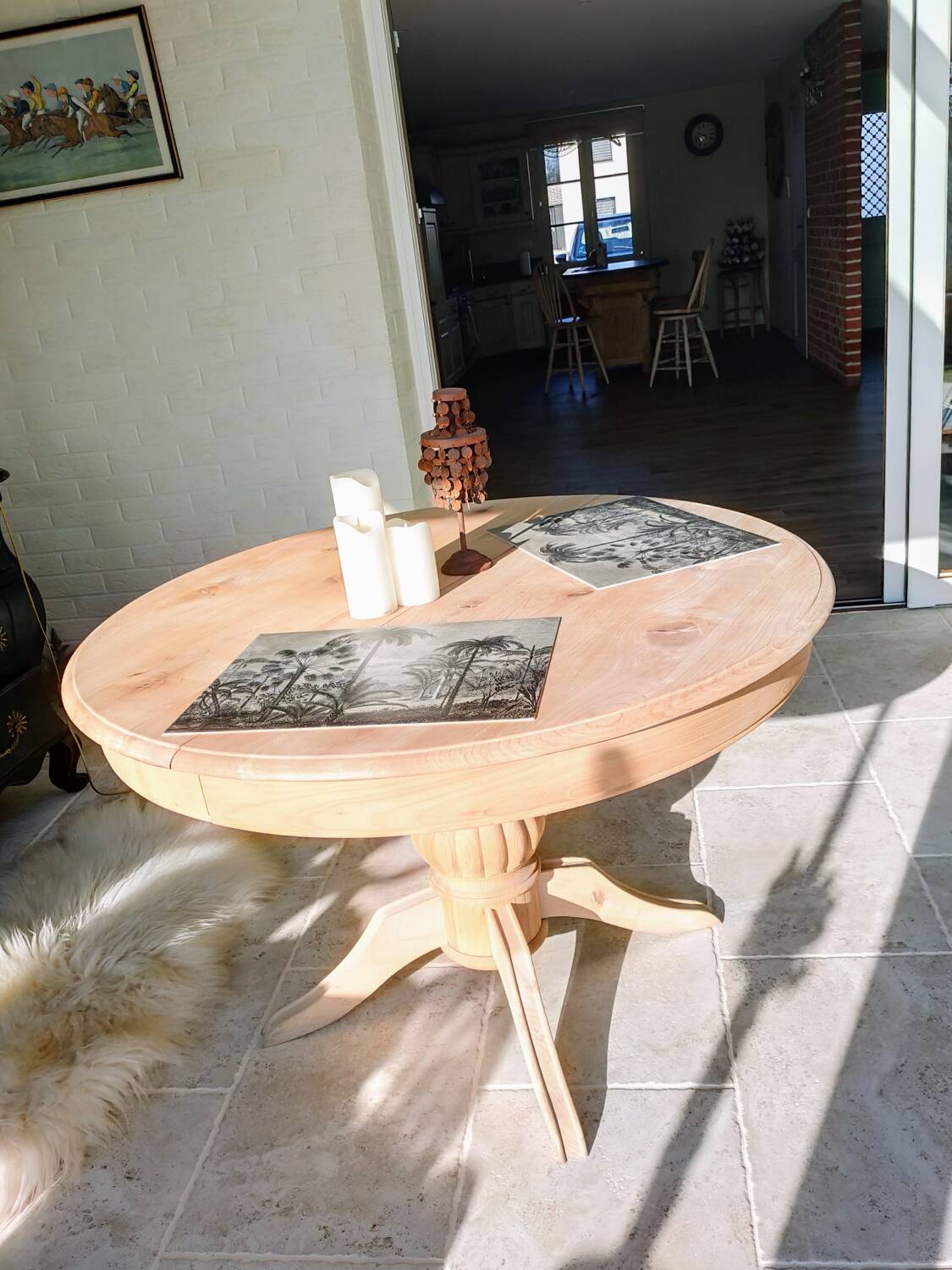 Round table with central leg