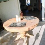 Round table with central leg