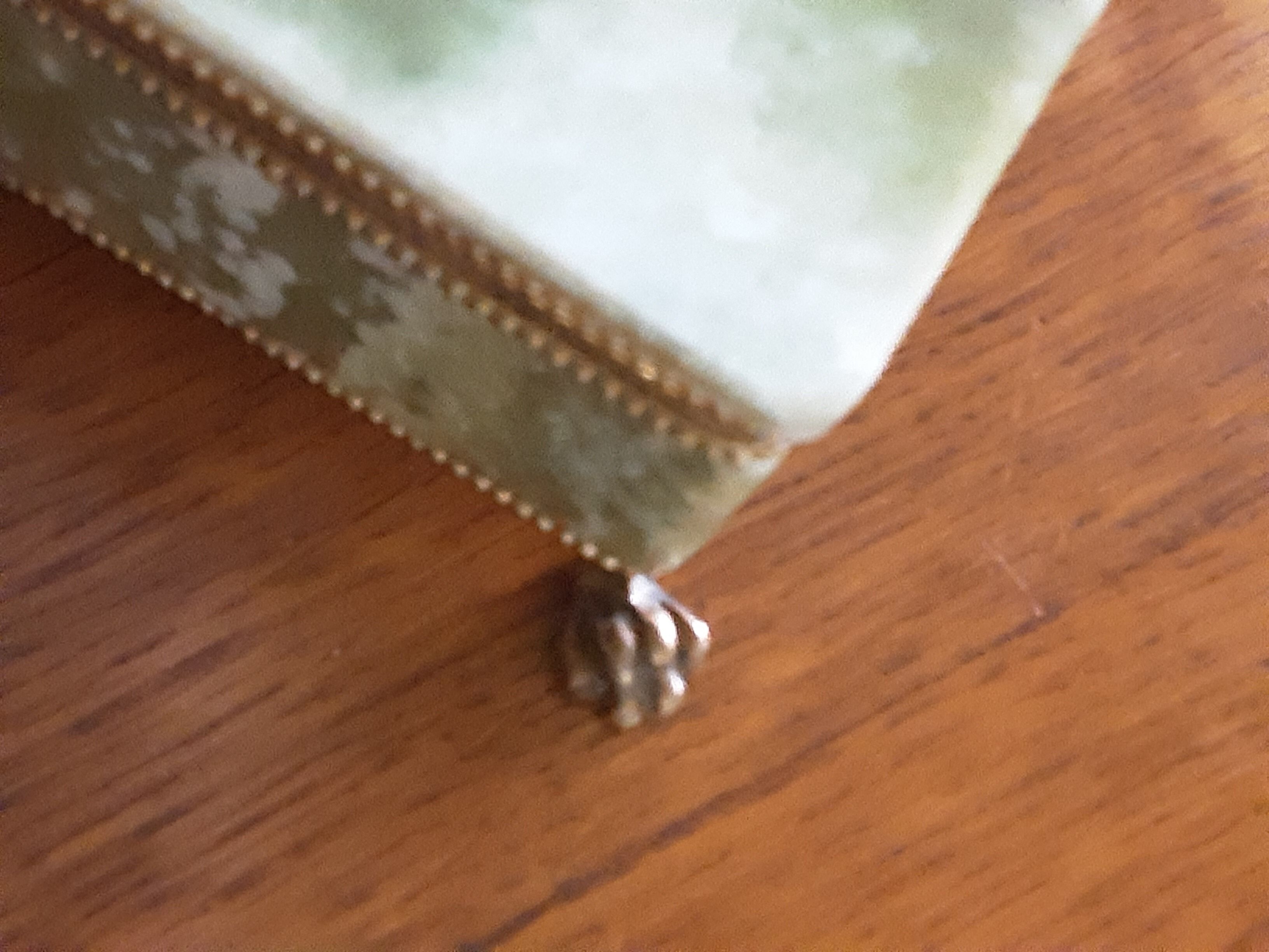 Alabaster Jewelry Box of superb alliance of green and ocher hues