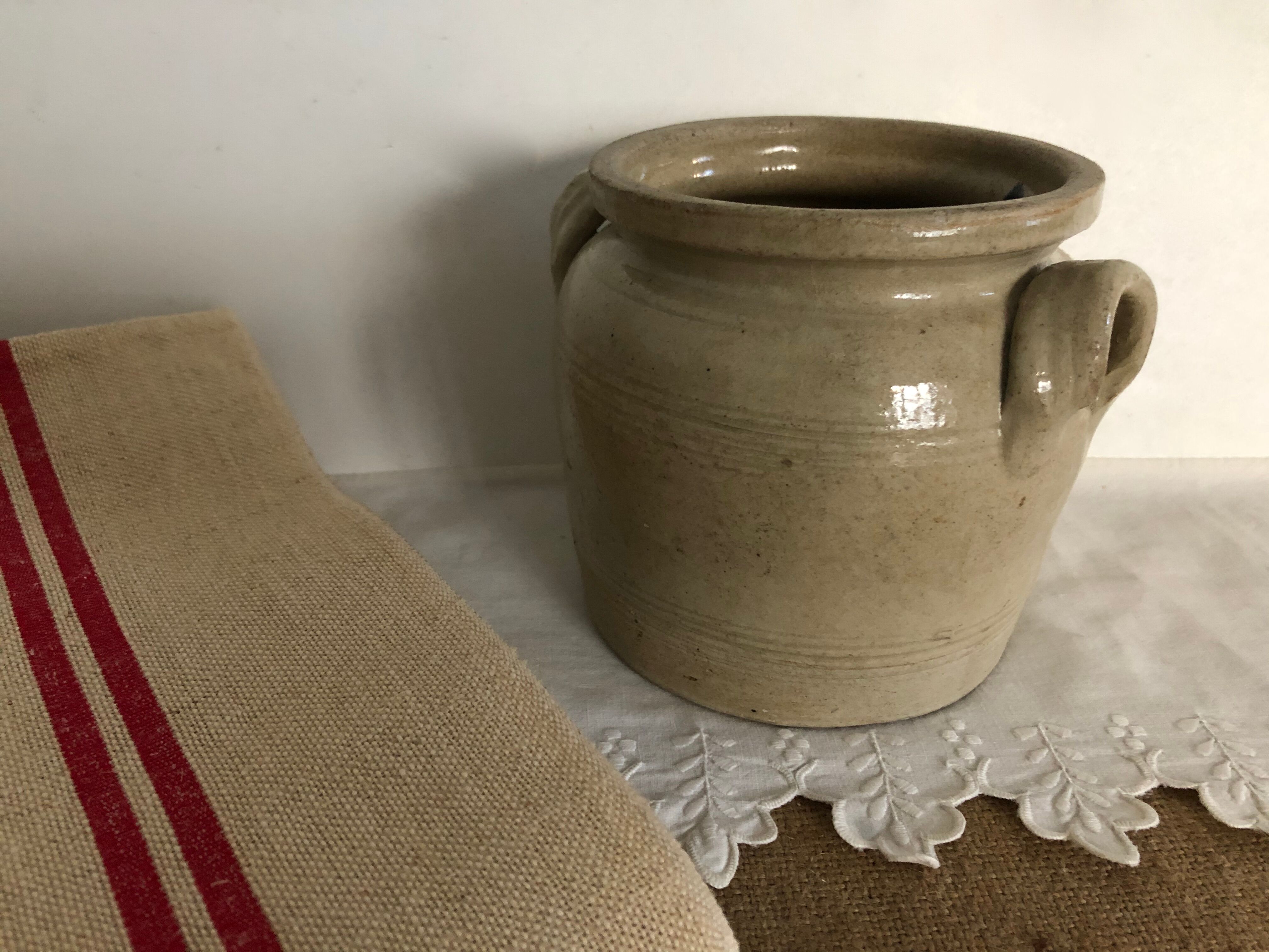 Glassed sandstone pot, kitchen, chic countryside