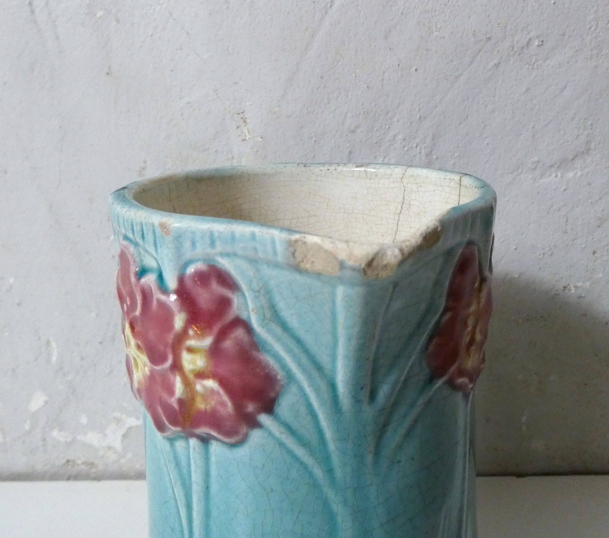 Ancien vase pichet en barbotine art déco turquoise à fleurs