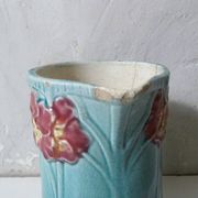 Ancien vase pichet en barbotine art déco turquoise à fleurs