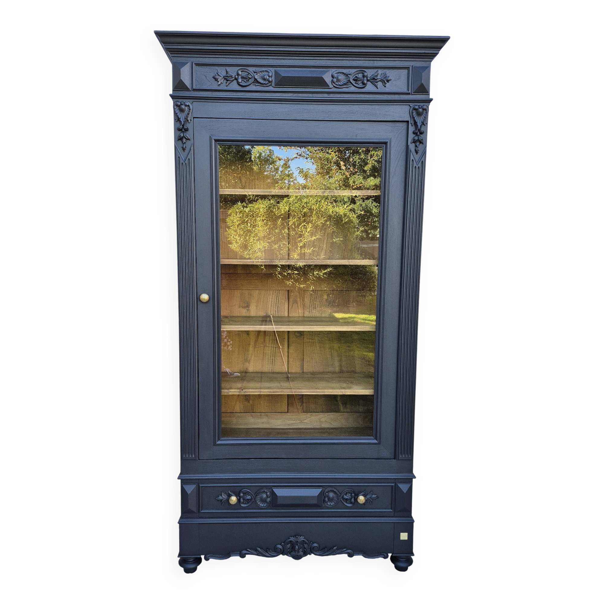 Glass-fronted dresser