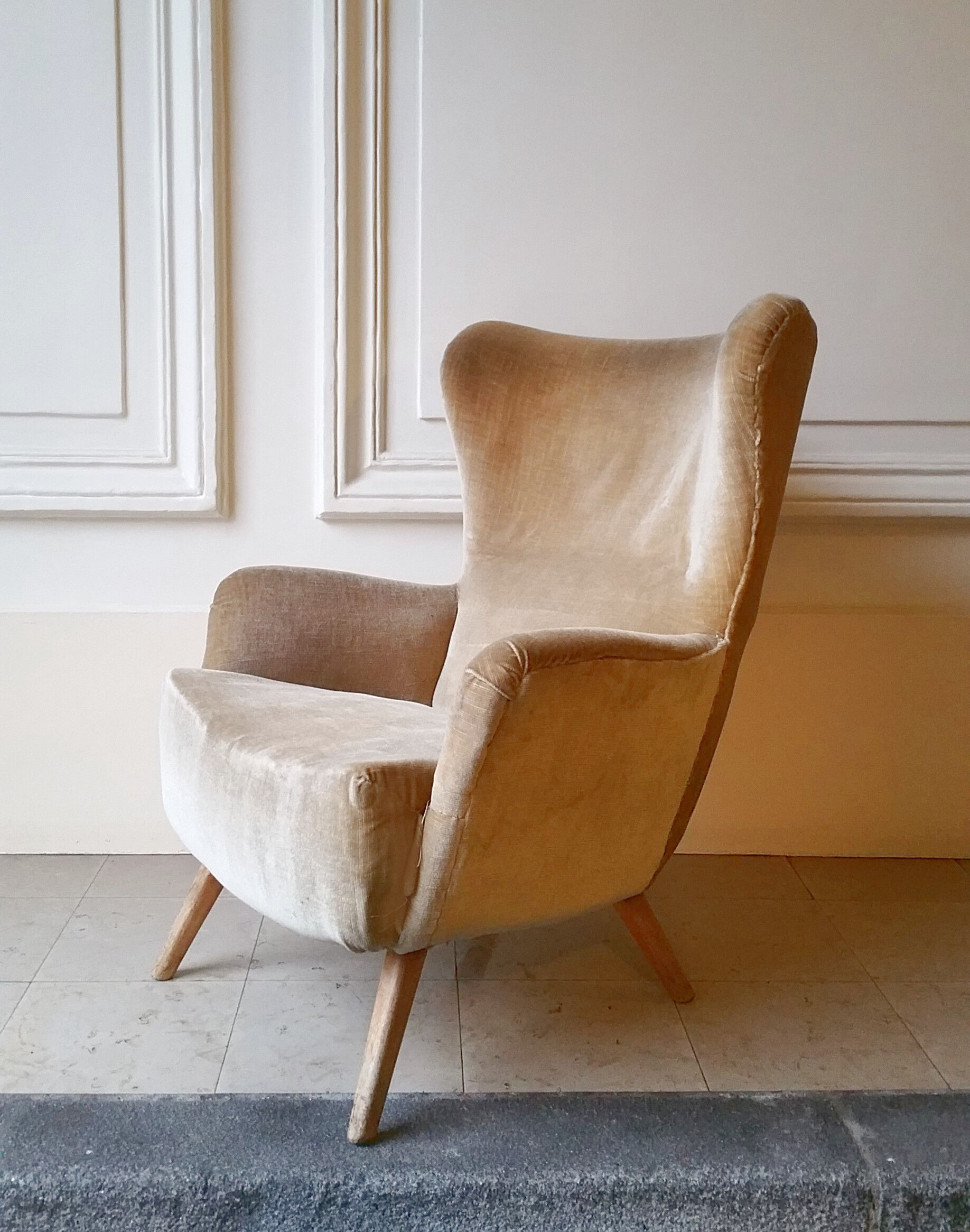 Chair has ears beige flesh wing in his 50s/60s juice