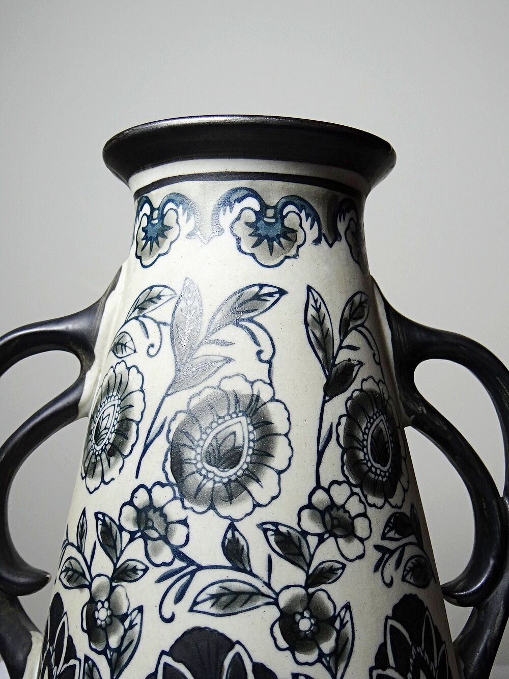 Antique Art Deco vase from 1920-40 in fine stoneware, Art Nouveau style & chinoiserie, decorated.