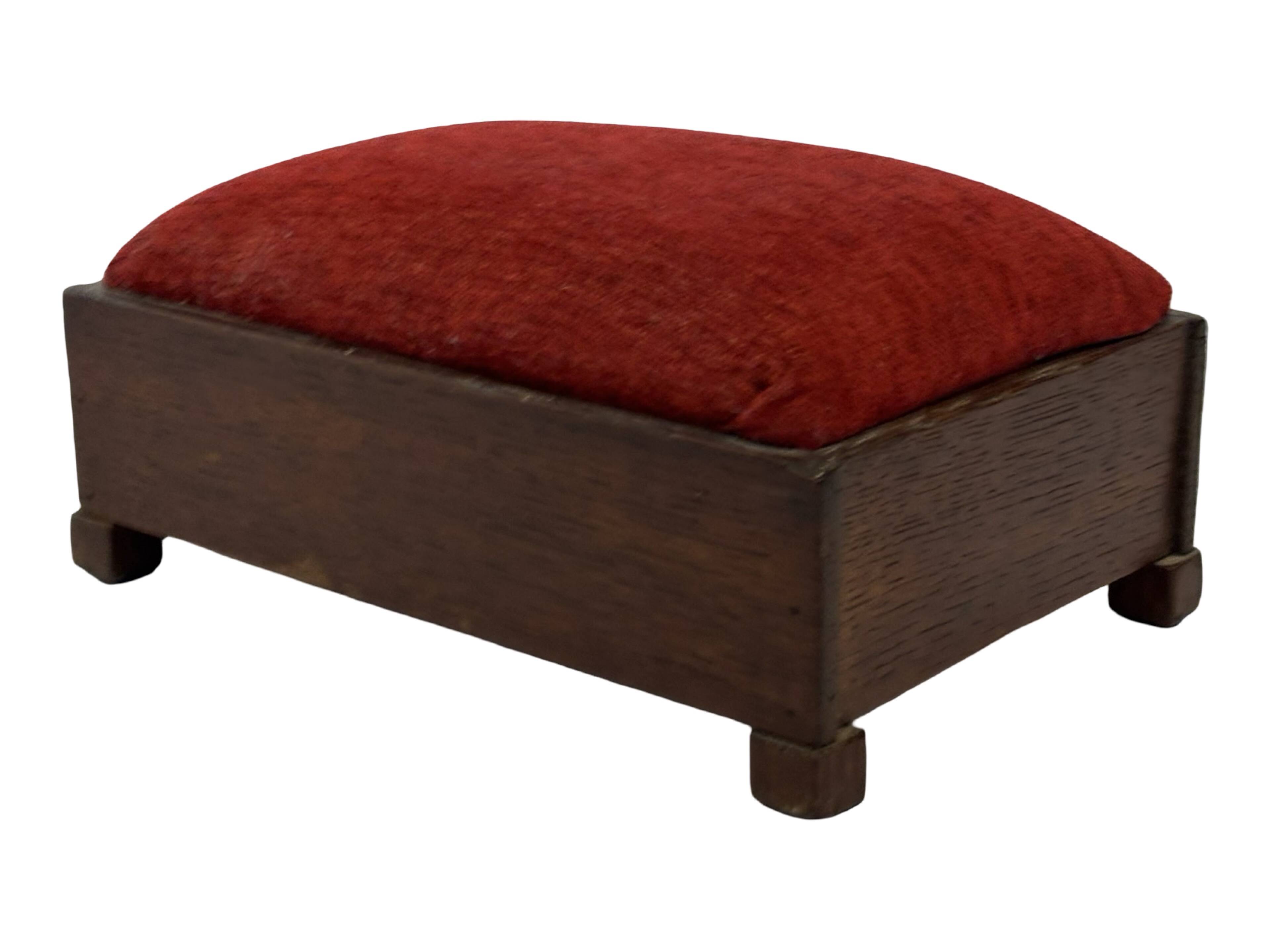 Pouf Art Déco design des années 30, tabouret minimaliste modèle bas.