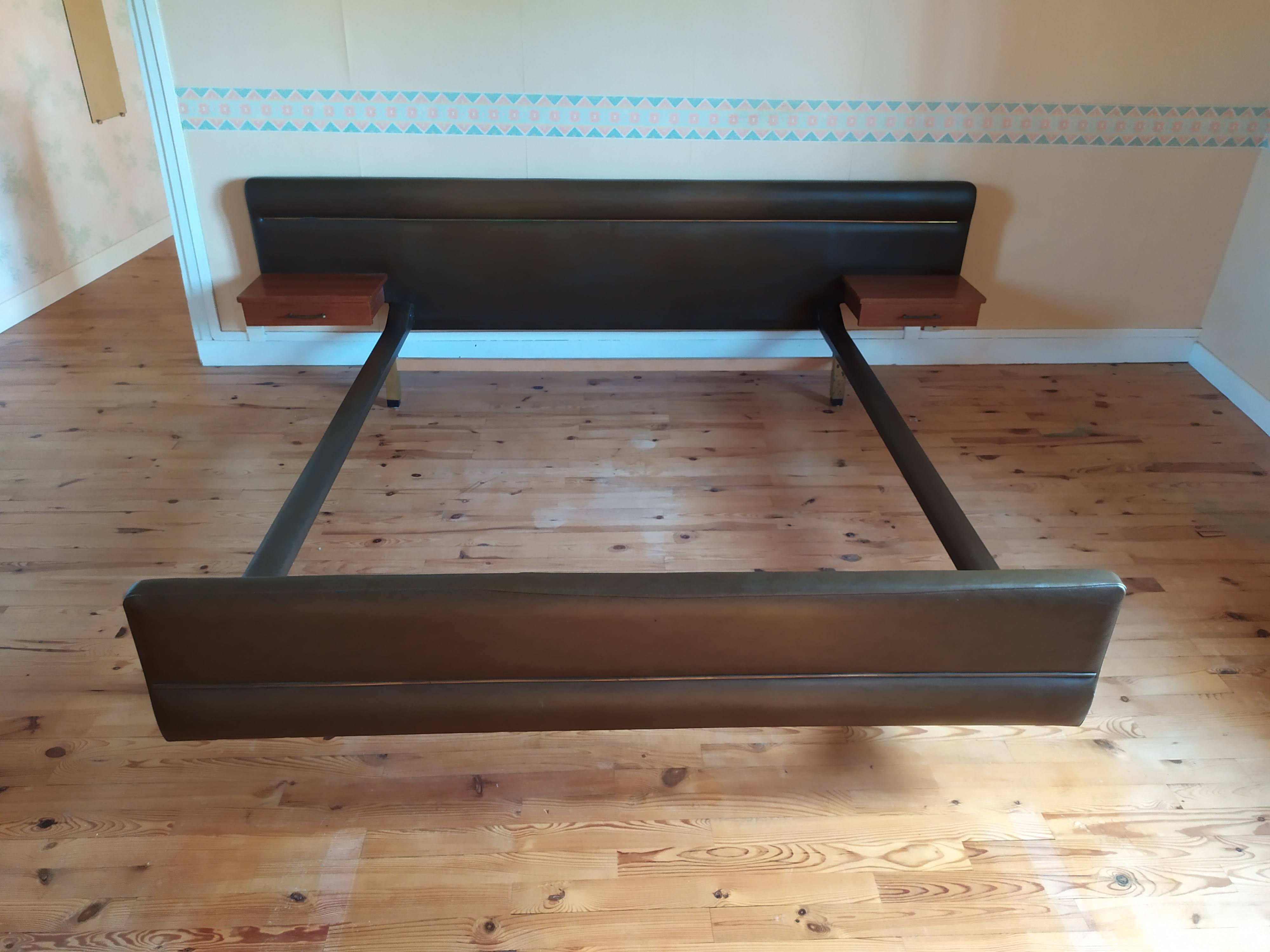 Vintage bed skaï