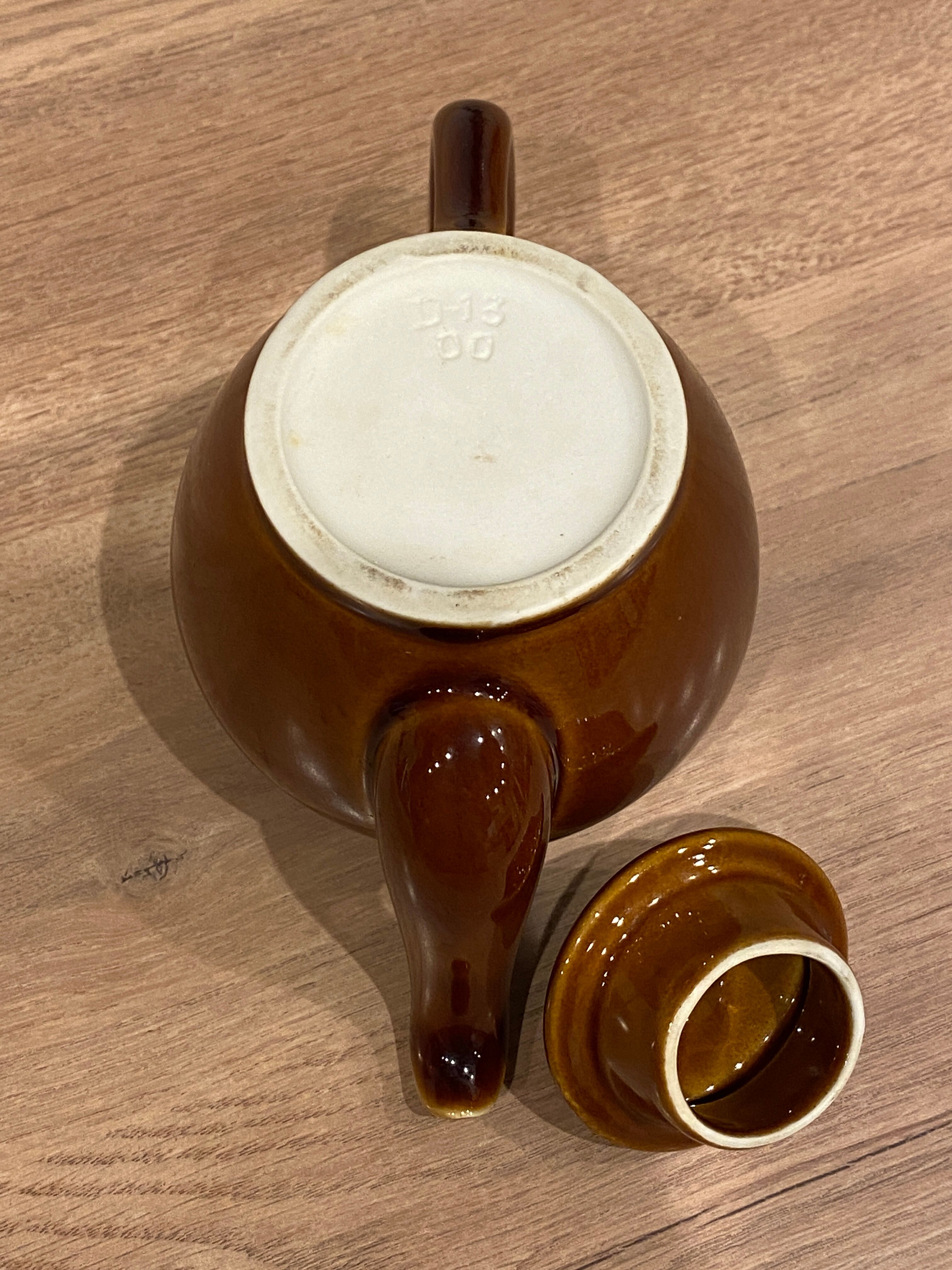 Individual earthenware teapot