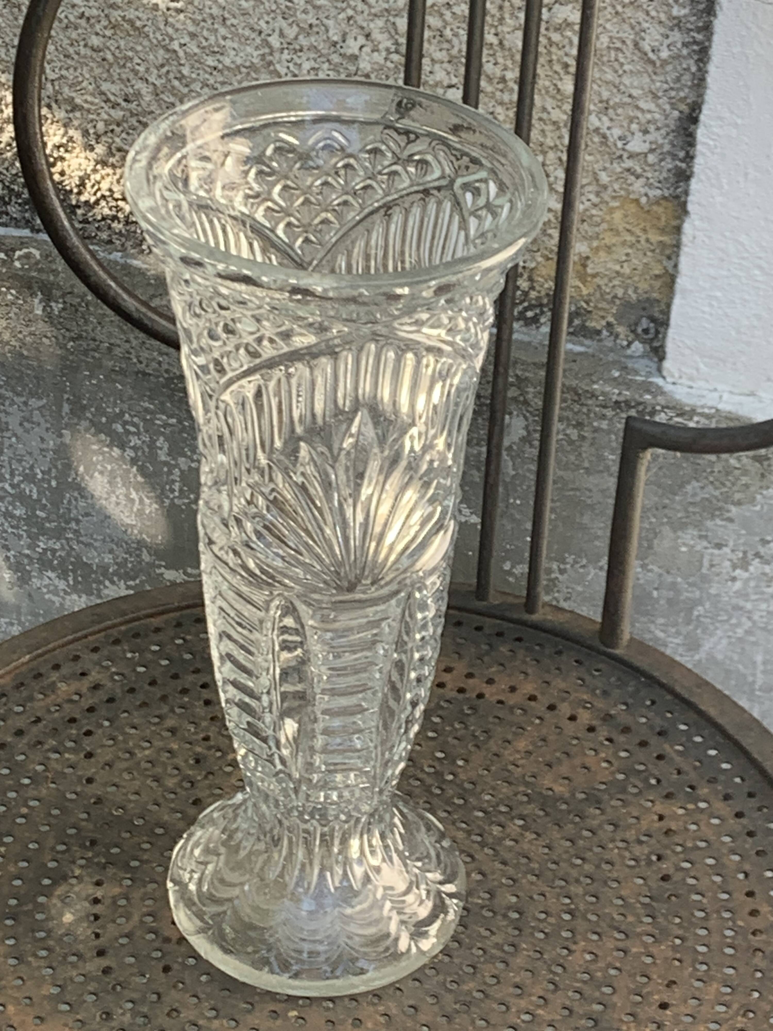 Lot de deux grands vases en verre transparent moule, sur pieds, vintage