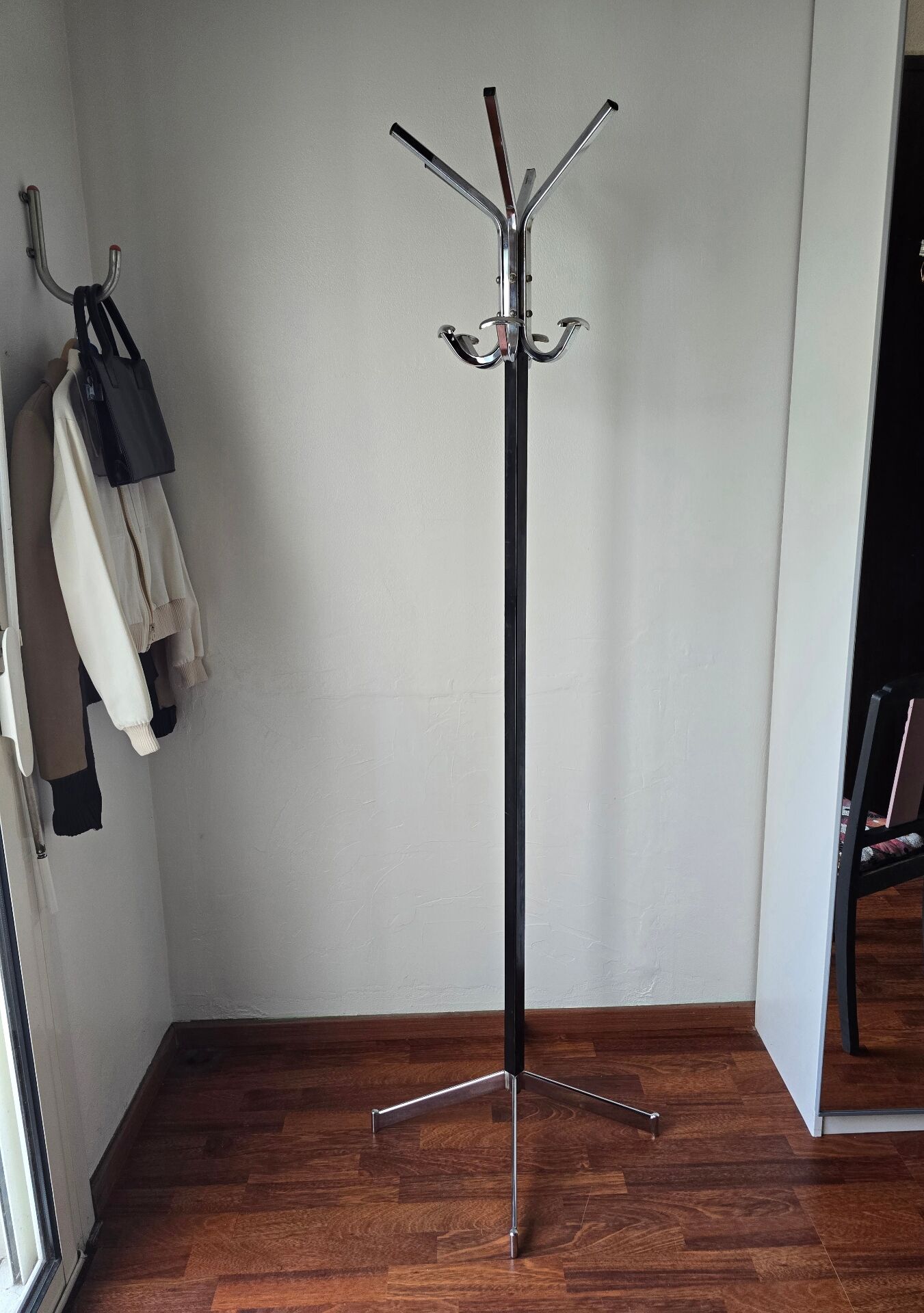 Chrome parrot coat rack with swivel head on a gas lift.