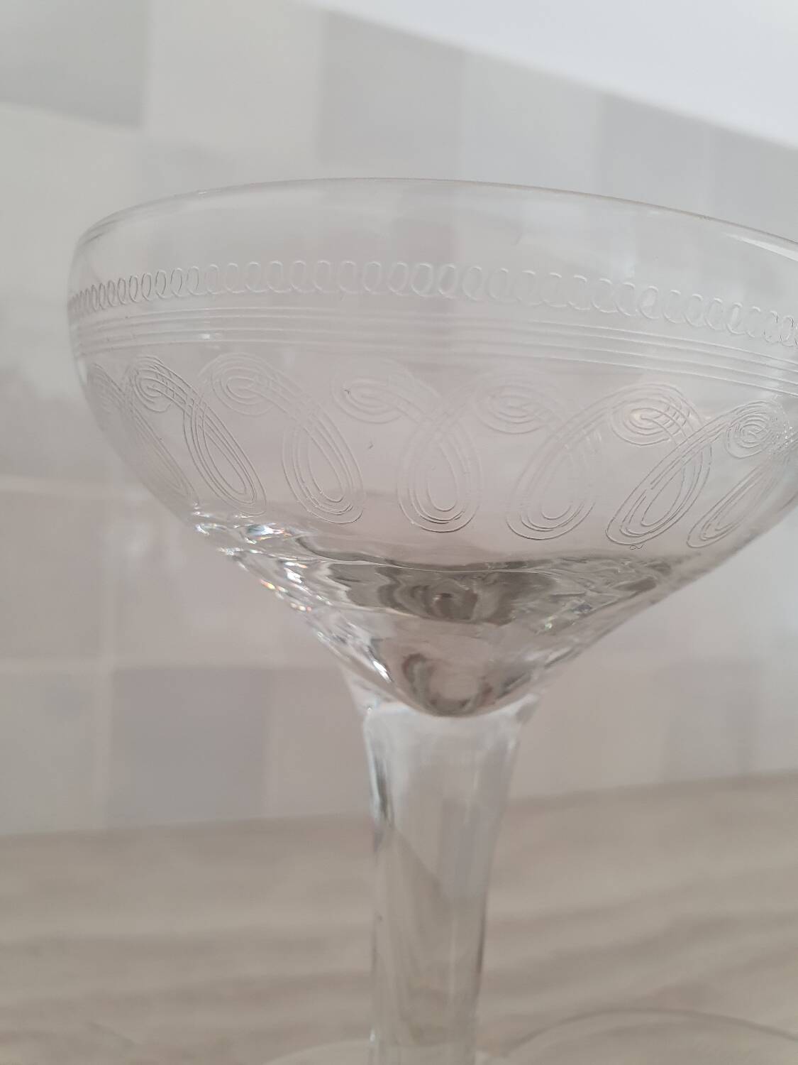 Champagne glasses in blown glass and chiseled decoration